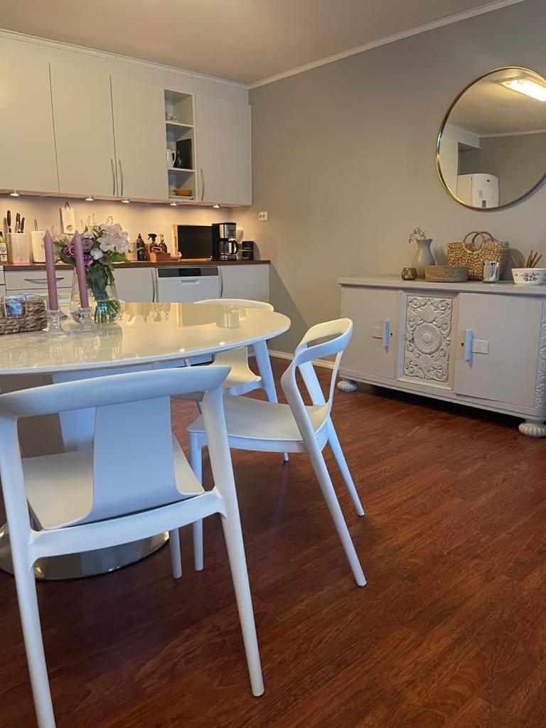 Bright & Spacious Apartment by the Sea, Free Parking, 10min to Airport, 12min to Ålesund