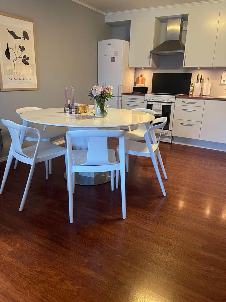 Bright & Spacious Apartment by the Sea, Free Parking, 10min to Airport, 12min to Ålesund