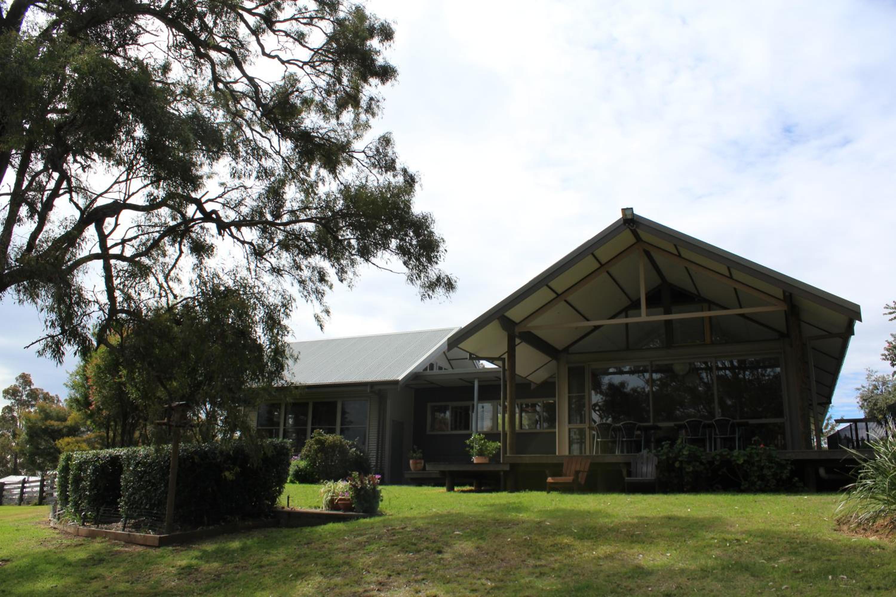 Hotel Elfin Hill Vineyard Accommodation - Image 1