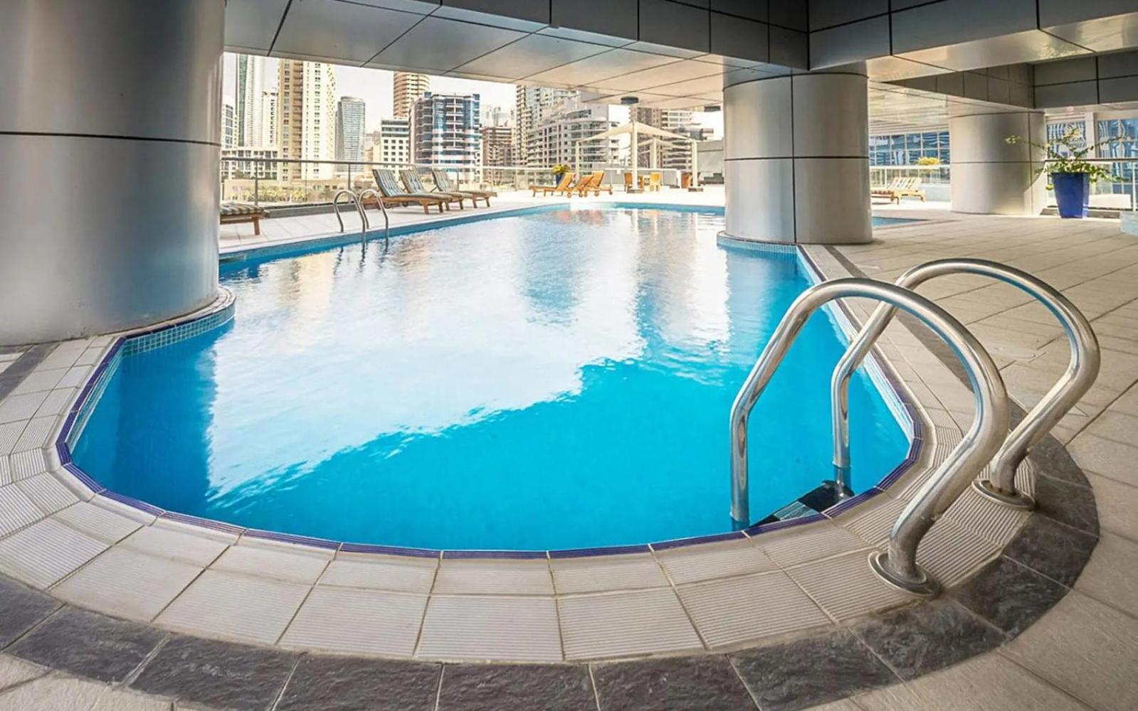Keyrock - Dubai Marina Apartment with Stunning Sea View, Pool, Gym & Free Parking
