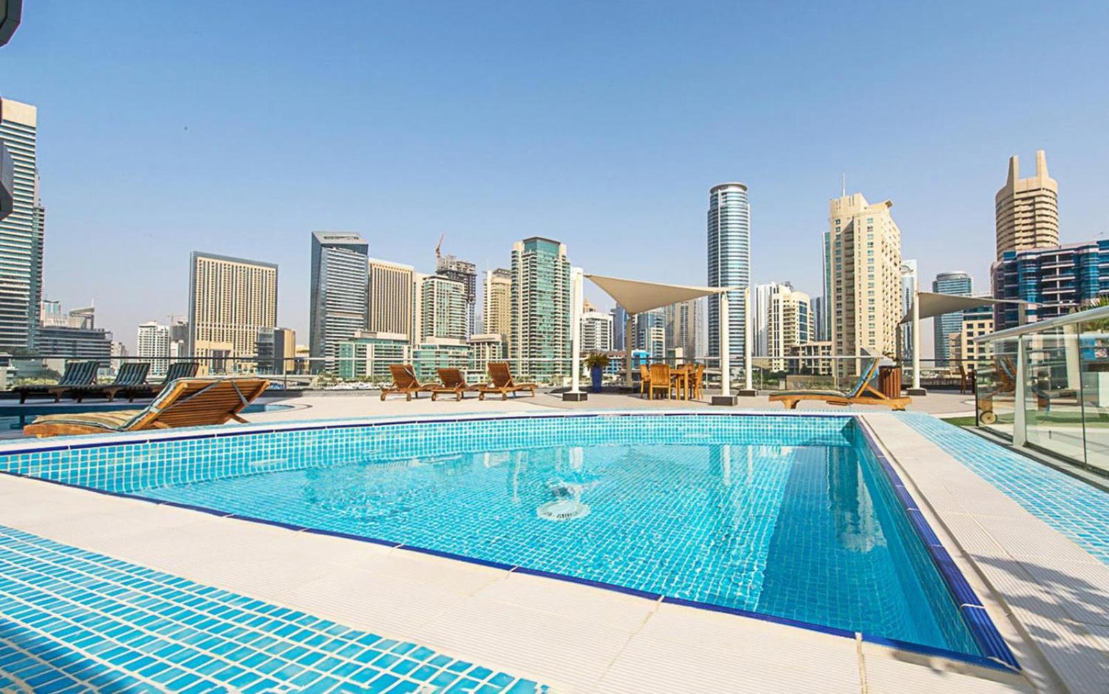 Keyrock - Dubai Marina Apartment with Stunning Sea View, Pool, Gym & Free Parking