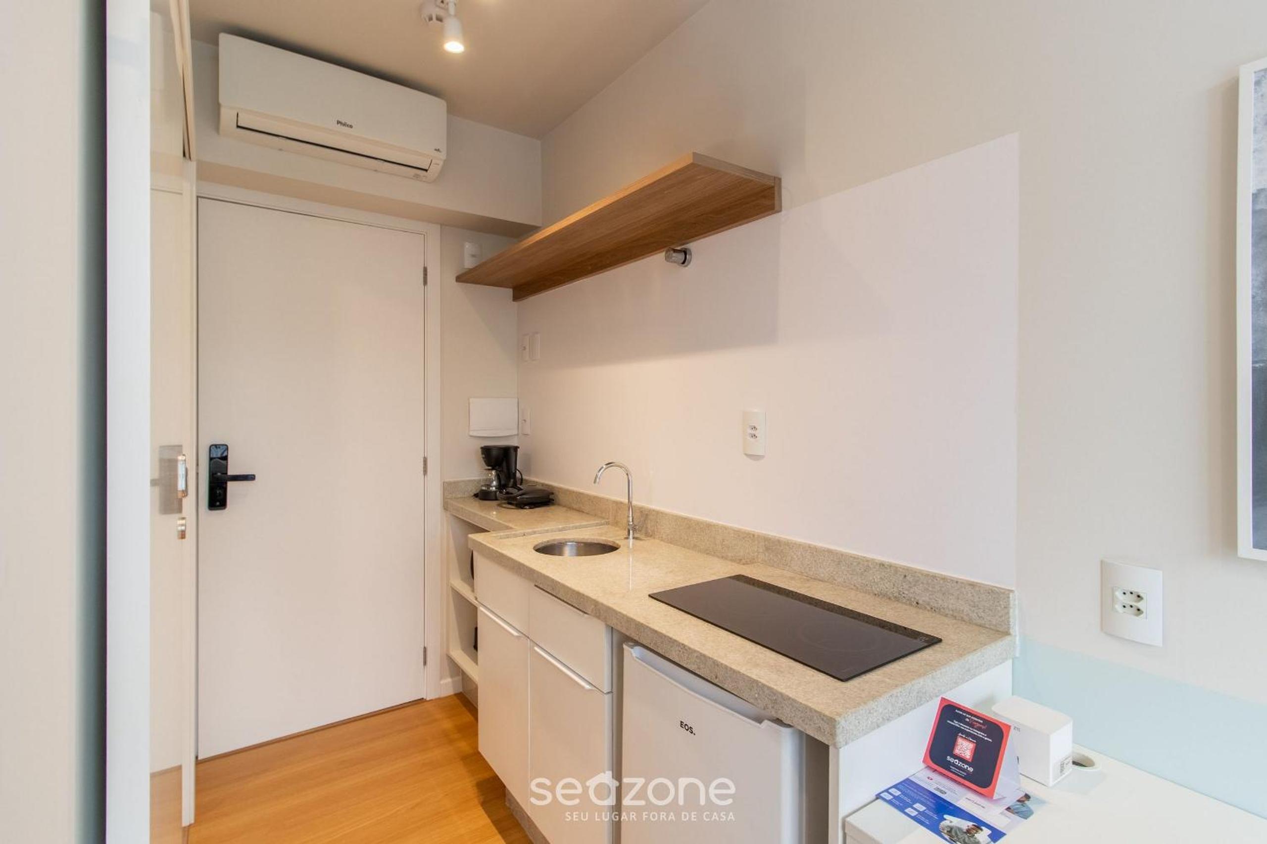 Modern studio just minutes from the beach SID0209