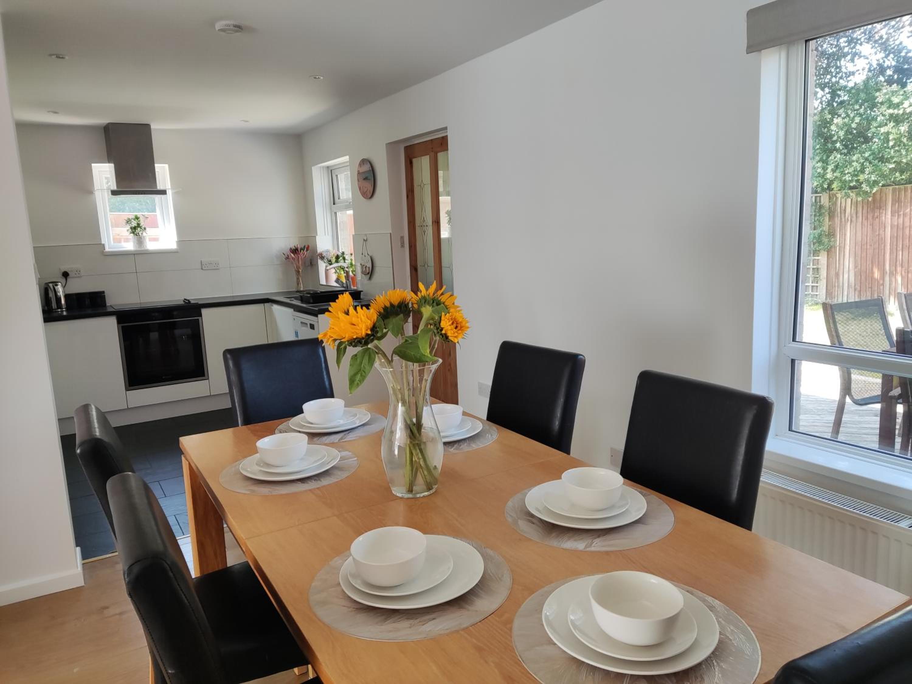 3 Bedroom HOUSE, OFF STREET PARKING, GARDEN, Wi-fi, CONTRACTOR STAY, close to the beach, shops, hospital, airport