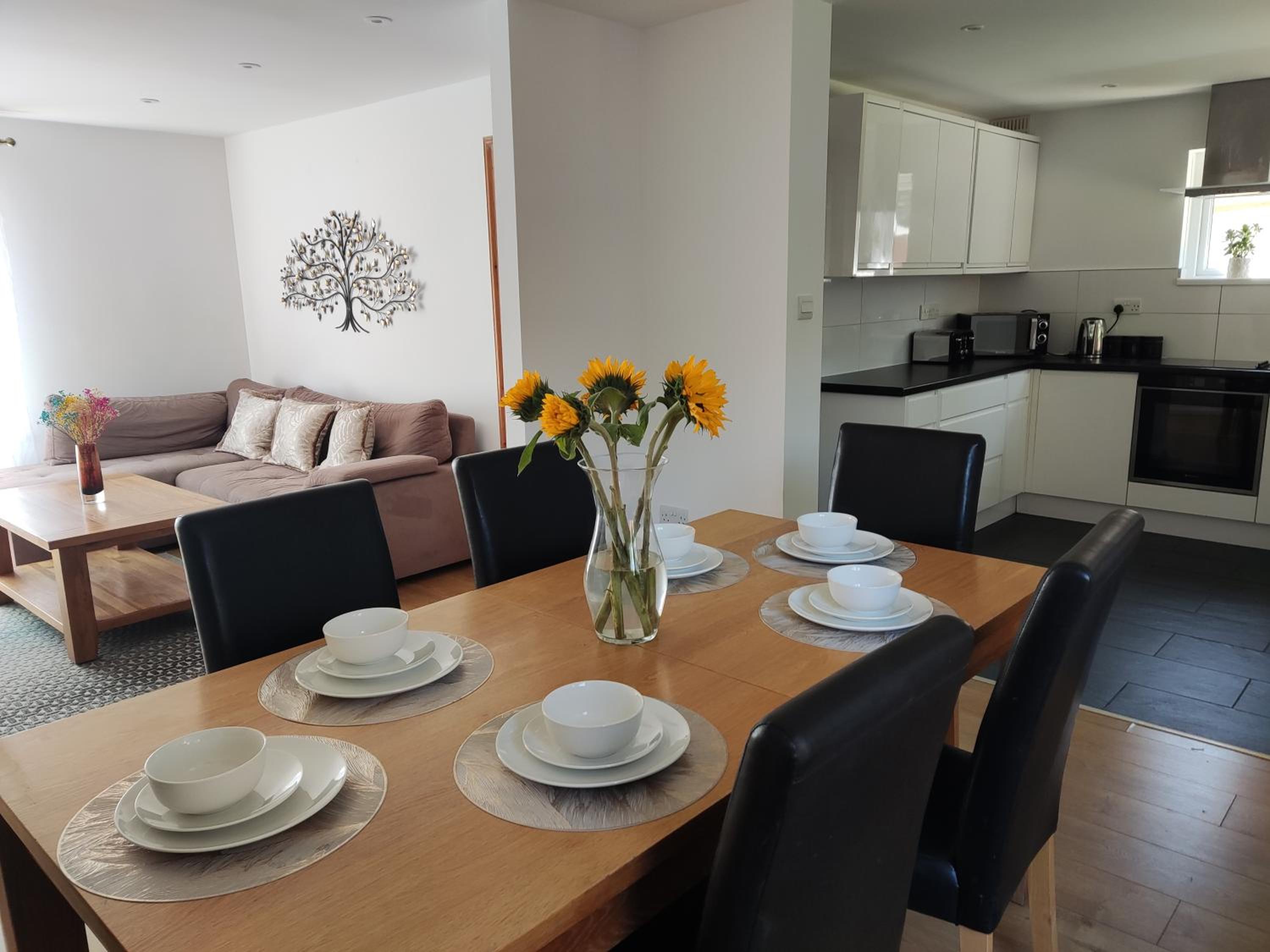 3 Bedroom HOUSE, OFF STREET PARKING, GARDEN, Wi-fi, CONTRACTOR STAY, close to the beach, shops, hospital, airport