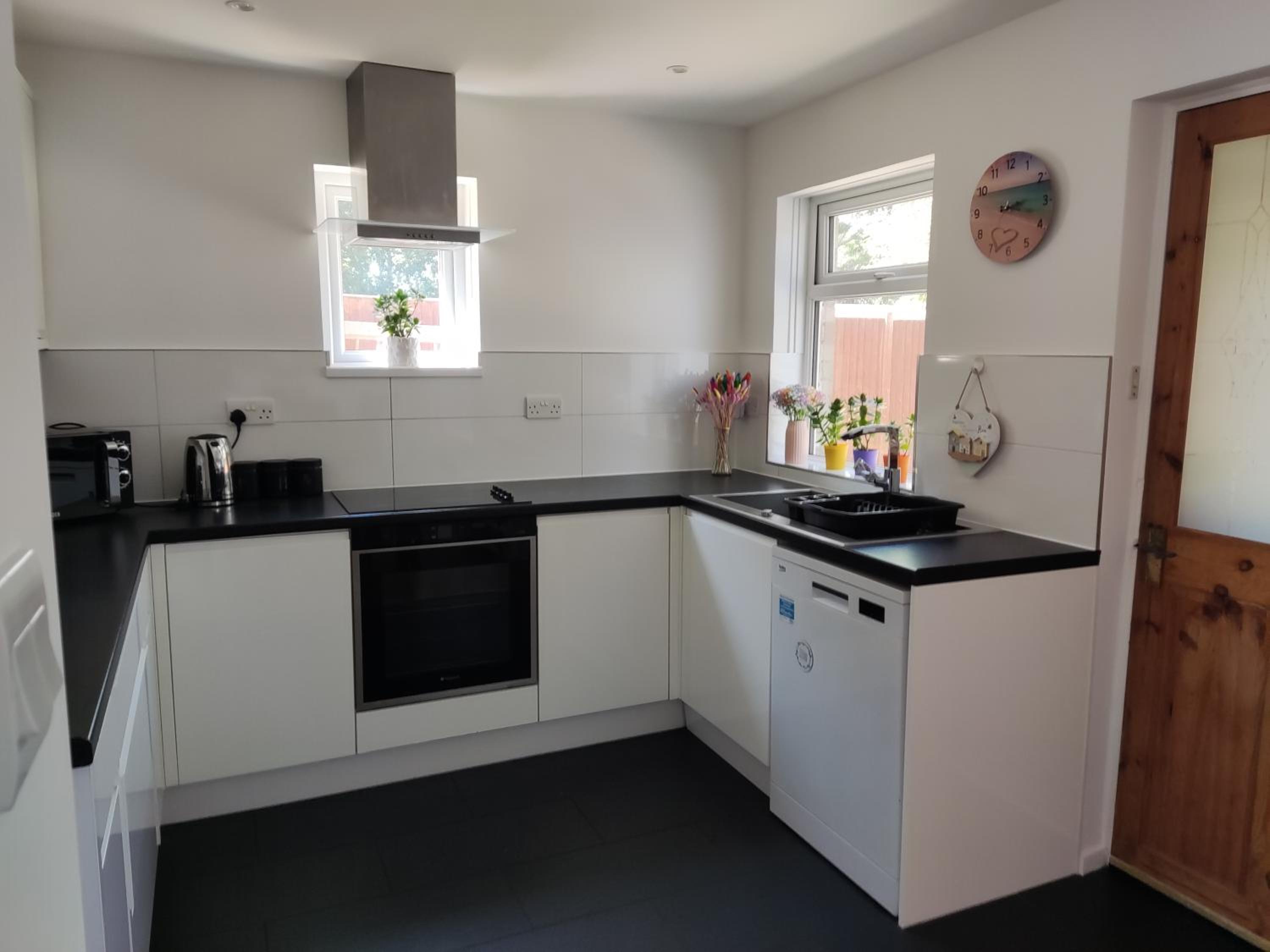 3 Bedroom HOUSE, OFF STREET PARKING, GARDEN, Wi-fi, CONTRACTOR STAY, close to the beach, shops, hospital, airport