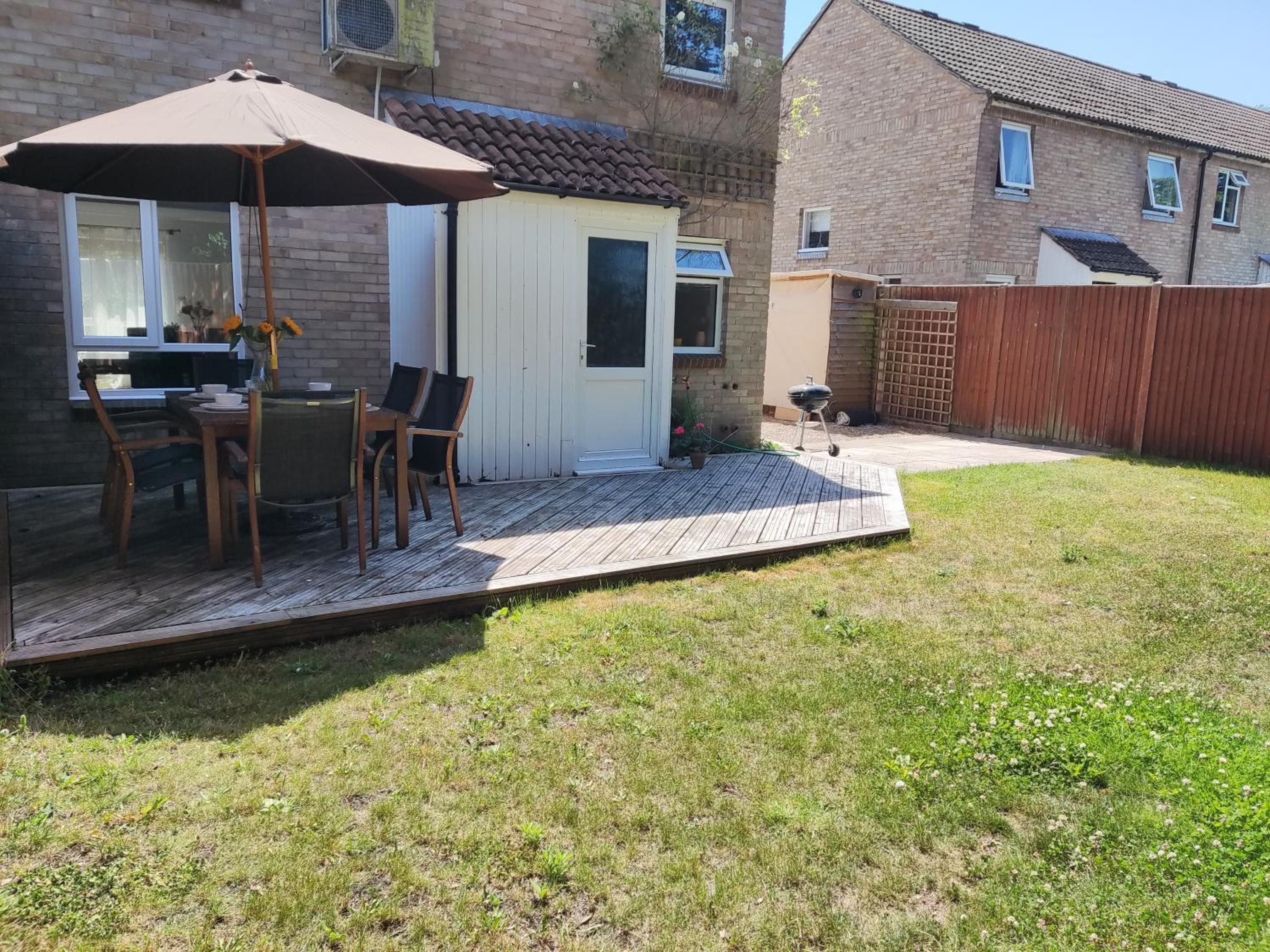 3 Bedroom HOUSE, OFF STREET PARKING, GARDEN, Wi-fi, CONTRACTOR STAY, close to the beach, shops, hospital, airport