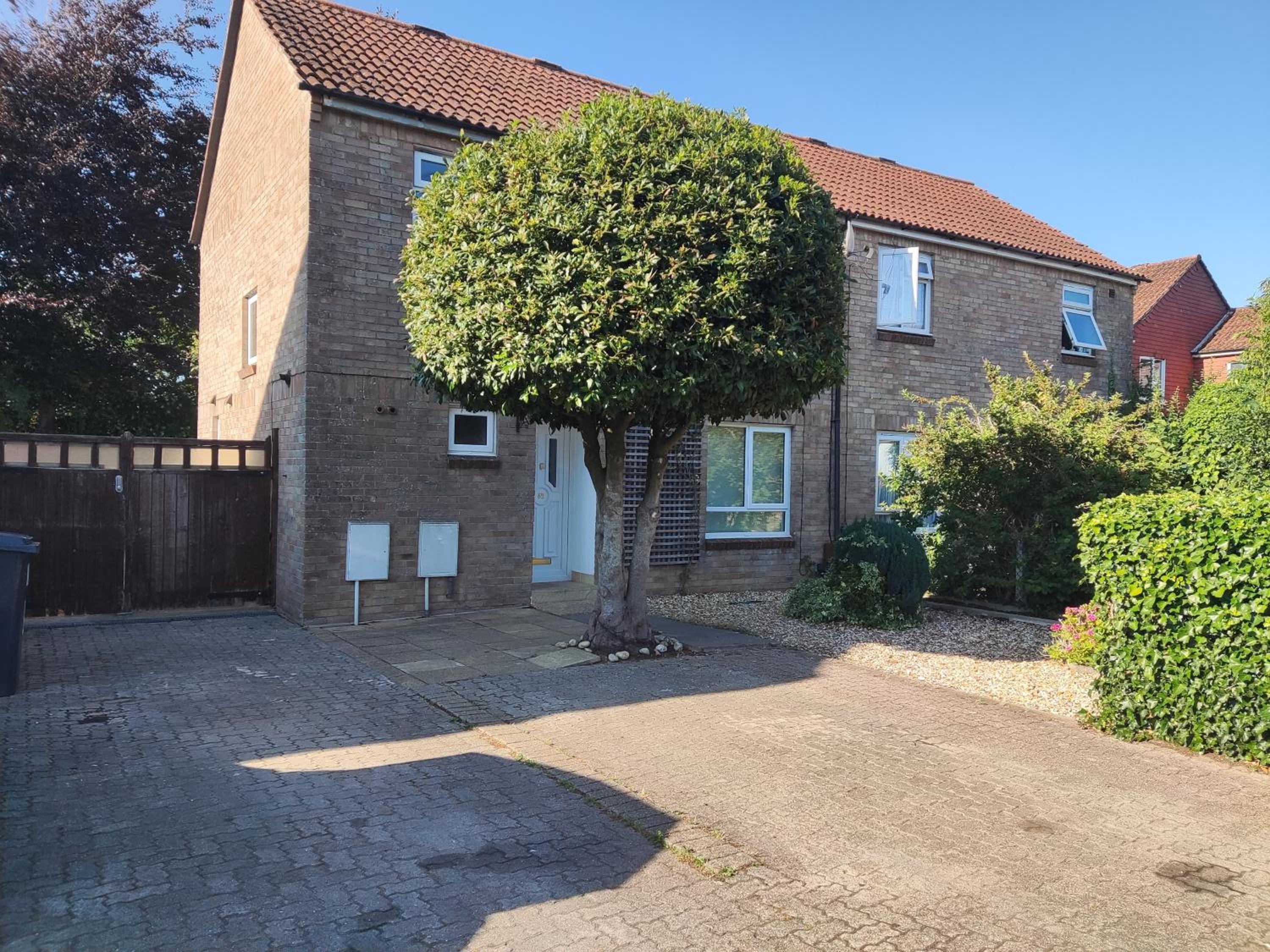 3 Bedroom HOUSE, OFF STREET PARKING, GARDEN, Wi-fi, CONTRACTOR STAY, close to the beach, shops, hospital, airport