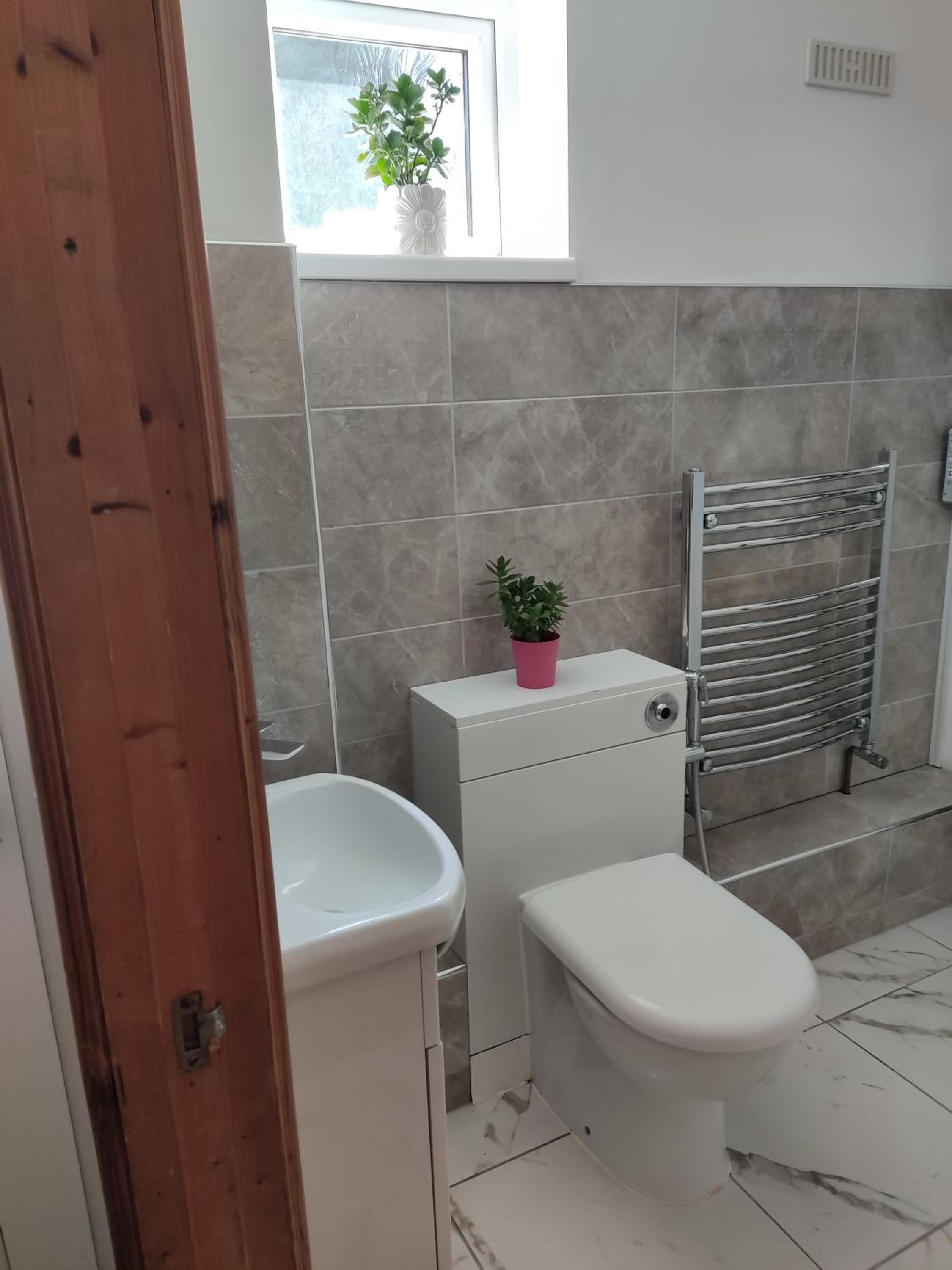 3 Bedroom HOUSE, OFF STREET PARKING, GARDEN, Wi-fi, CONTRACTOR STAY, close to the beach, shops, hospital, airport
