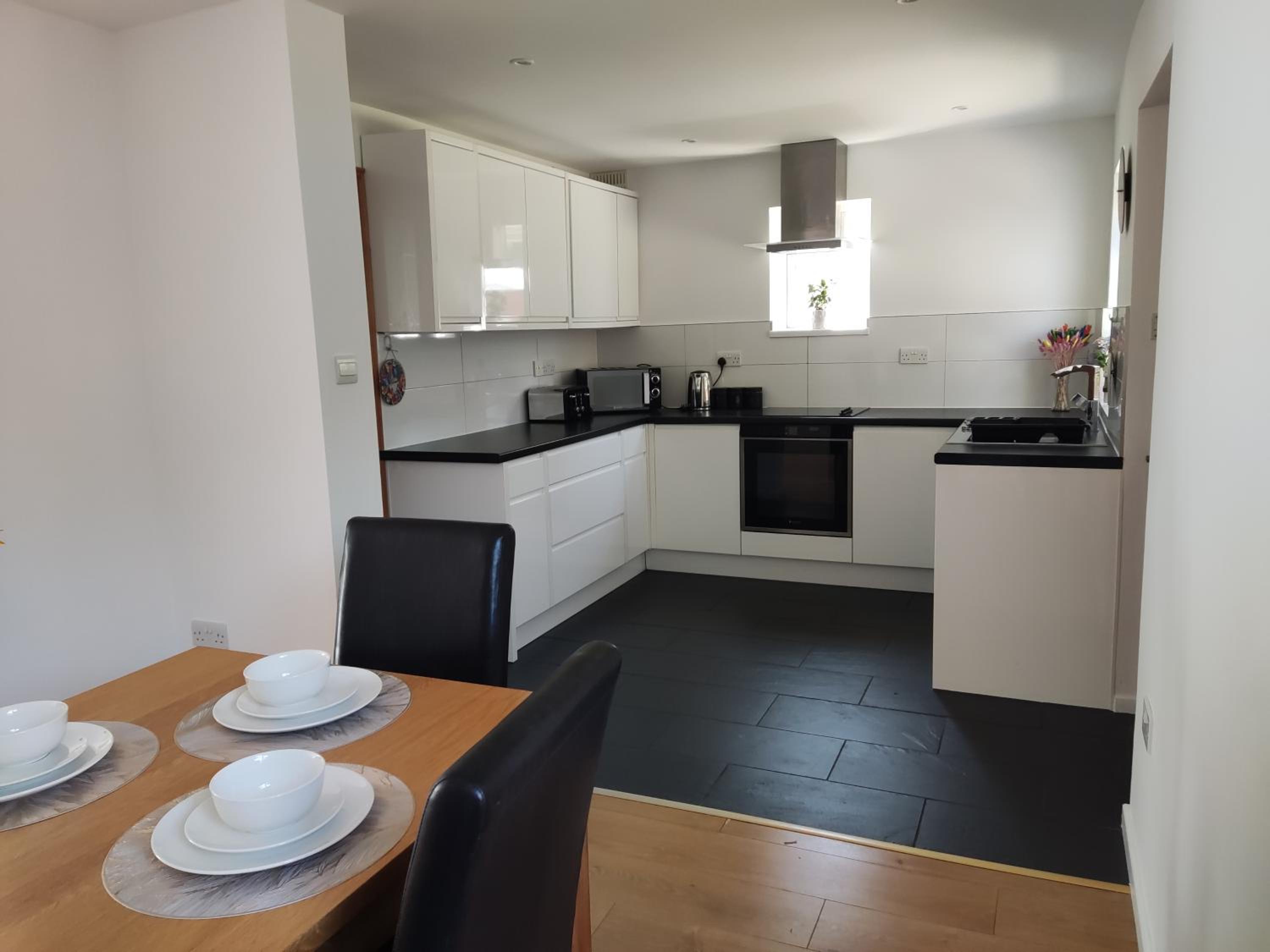 3 Bedroom HOUSE, OFF STREET PARKING, GARDEN, Wi-fi, CONTRACTOR STAY, close to the beach, shops, hospital, airport