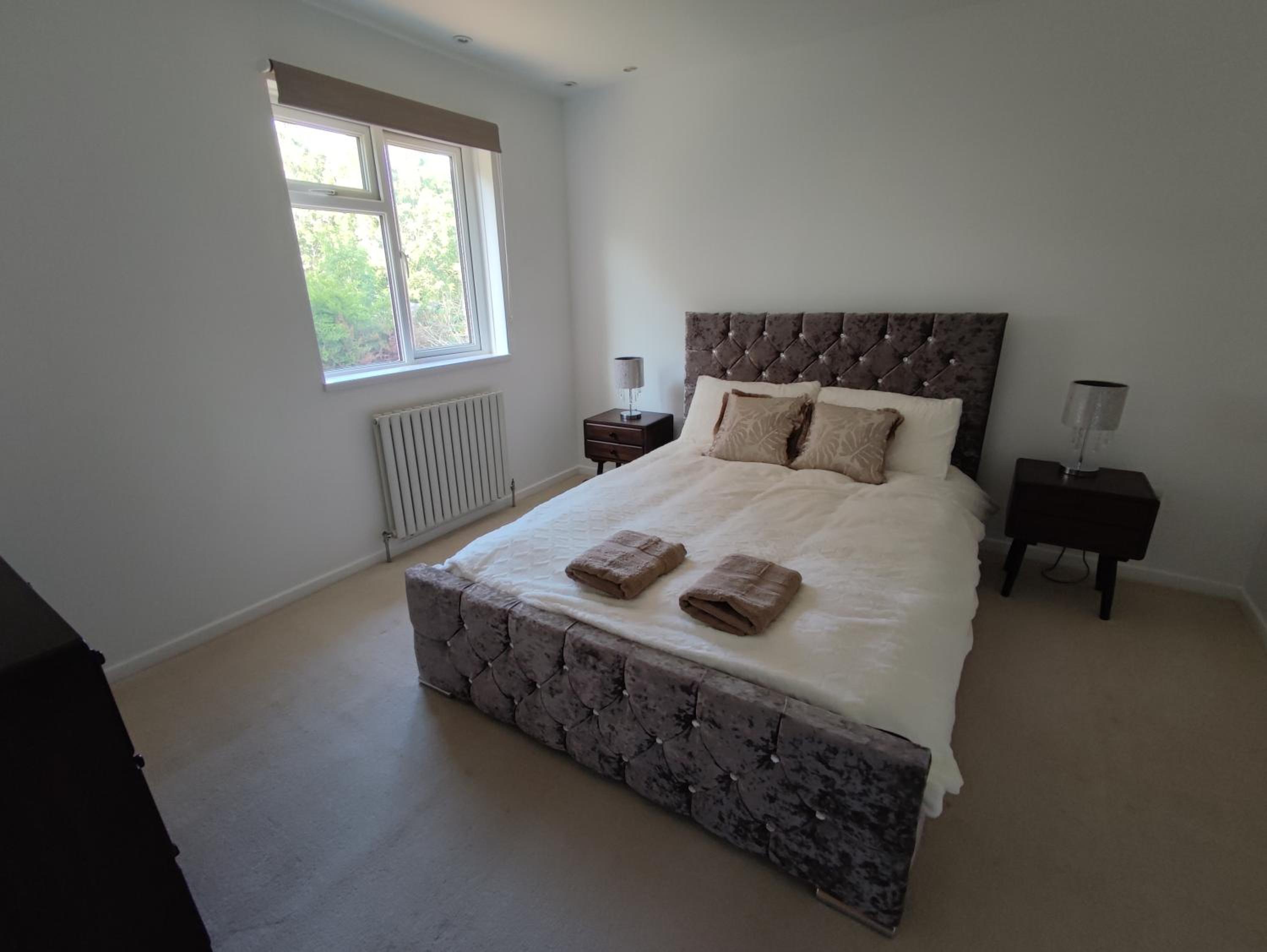 3 Bedroom HOUSE, OFF STREET PARKING, GARDEN, Wi-fi, CONTRACTOR STAY, close to the beach, shops, hospital, airport