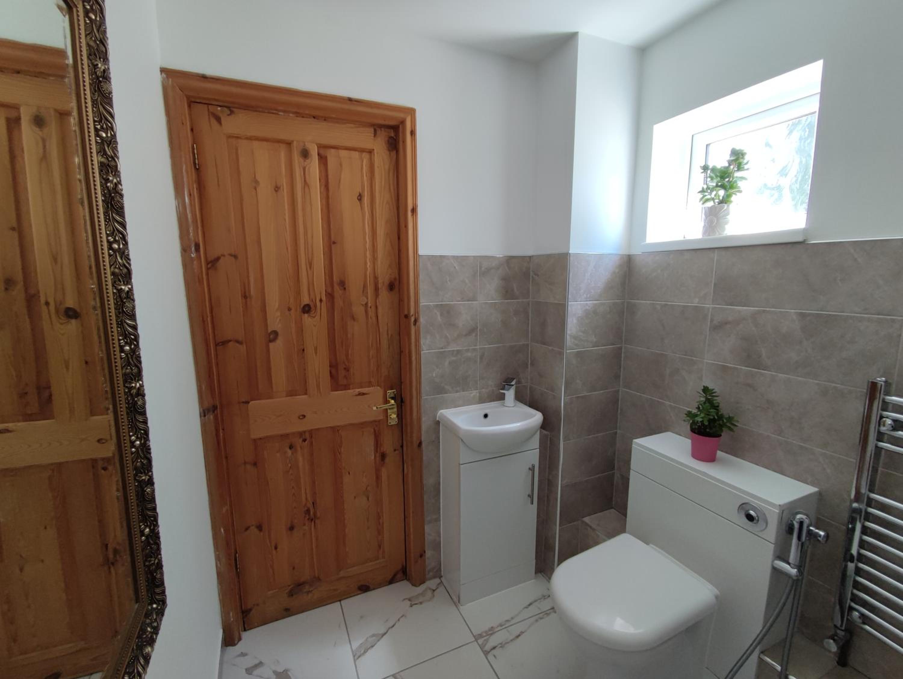 3 Bedroom HOUSE, OFF STREET PARKING, GARDEN, Wi-fi, CONTRACTOR STAY, close to the beach, shops, hospital, airport