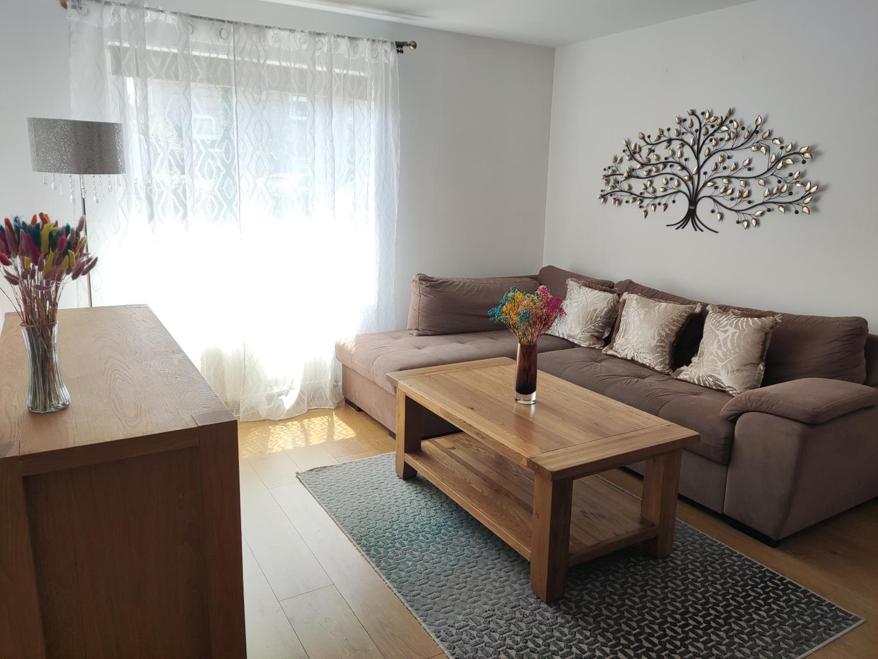 3 Bedroom HOUSE, OFF STREET PARKING, GARDEN, Wi-fi, CONTRACTOR STAY, close to the beach, shops, hospital, airport