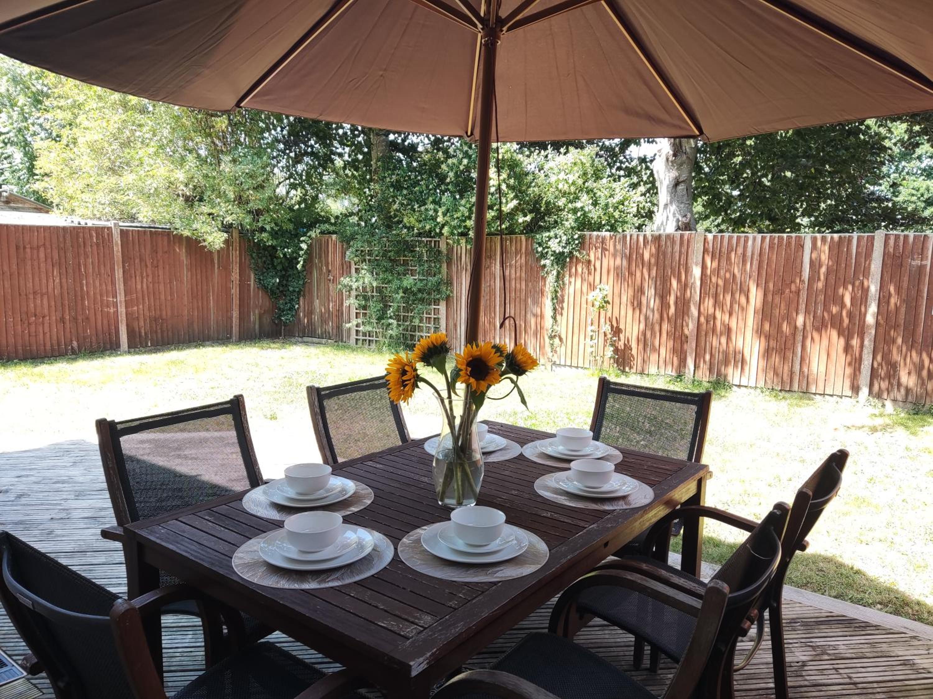 3 Bedroom HOUSE, OFF STREET PARKING, GARDEN, Wi-fi, CONTRACTOR STAY, close to the beach, shops, hospital, airport