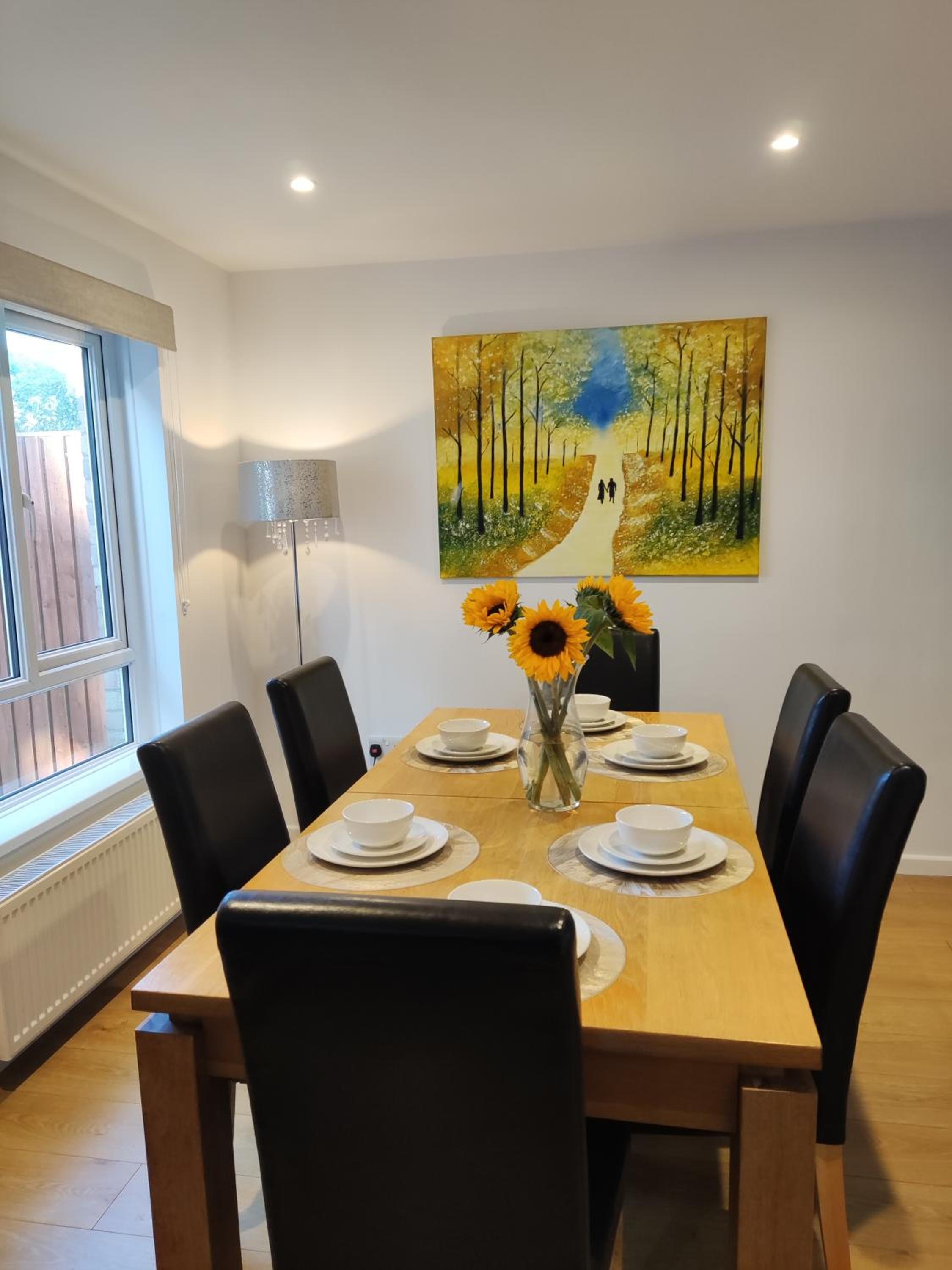 3 Bedroom HOUSE, OFF STREET PARKING, GARDEN, Wi-fi, CONTRACTOR STAY, close to the beach, shops, hospital, airport