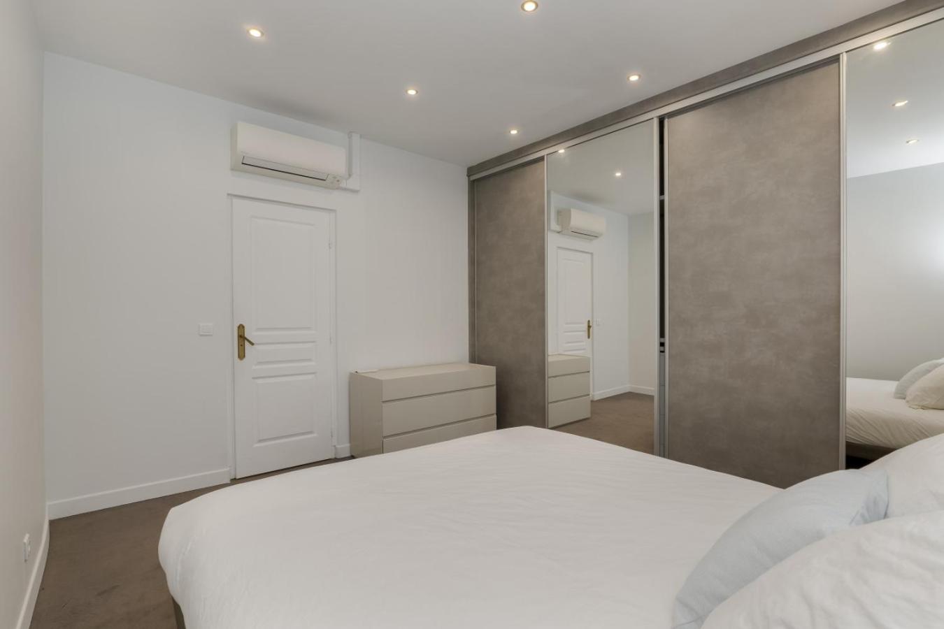 Luxury 5 Bed Residence - Opposite Arc de Triomphe