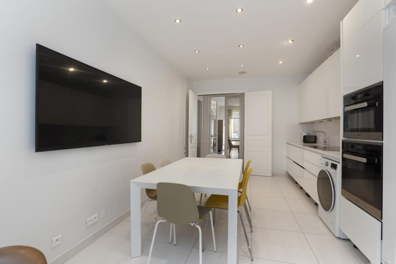 Luxury 5 Bed Residence - Opposite Arc de Triomphe