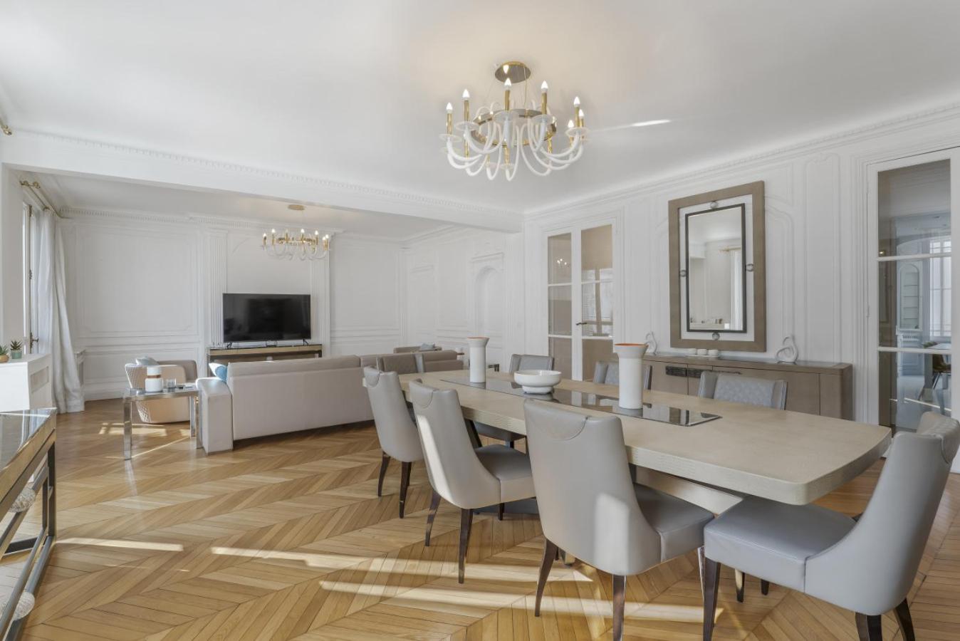 Luxury 5 Bed Residence - Opposite Arc de Triomphe