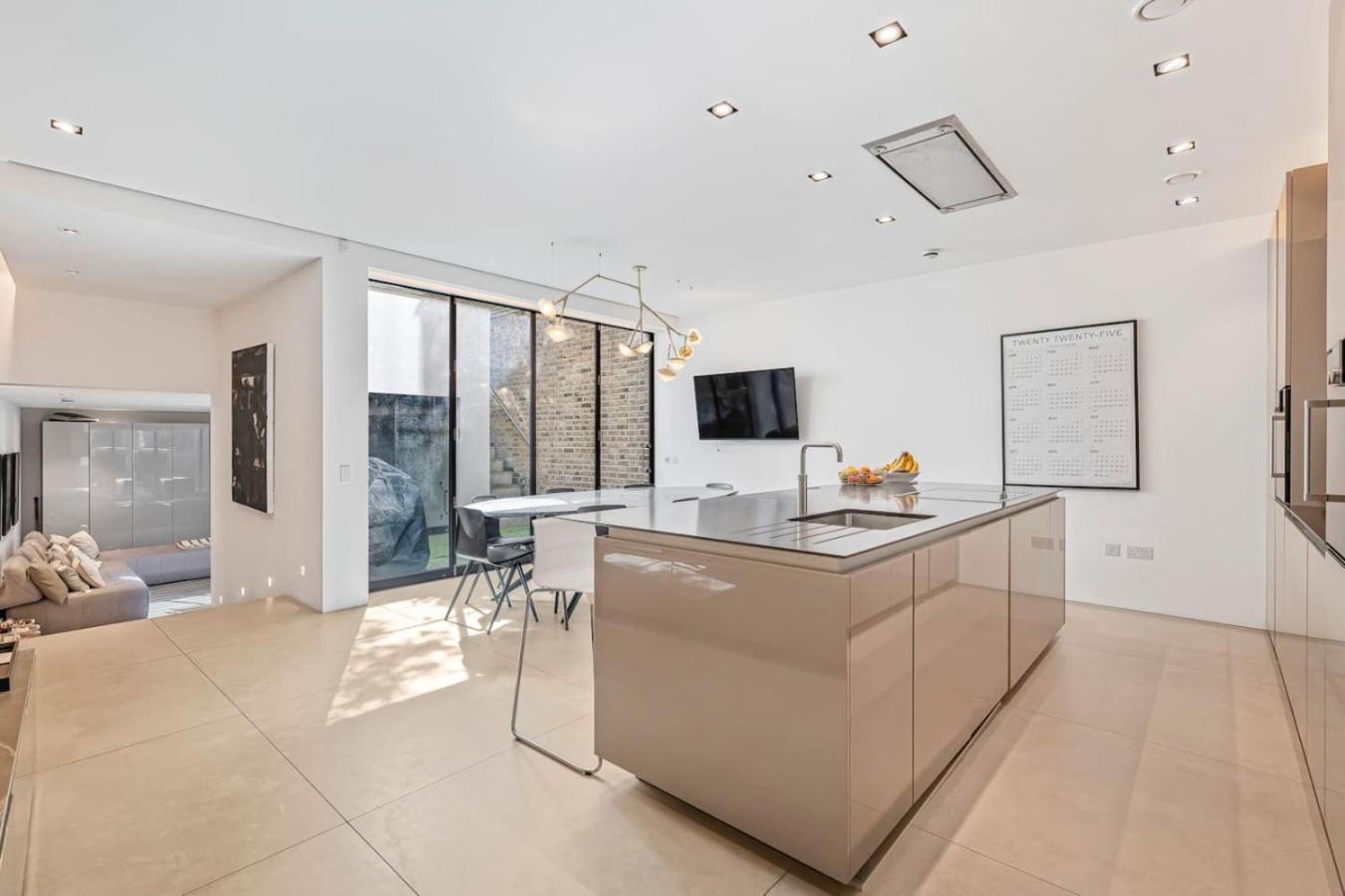 Ultra Luxury Chelsea Home Large Garden