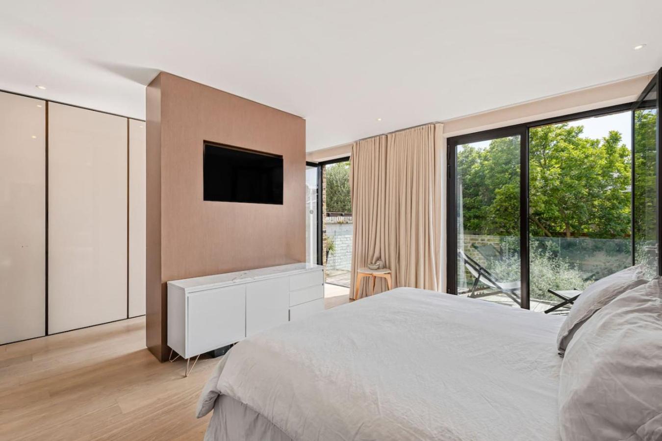 Ultra Luxury Chelsea Home Large Garden