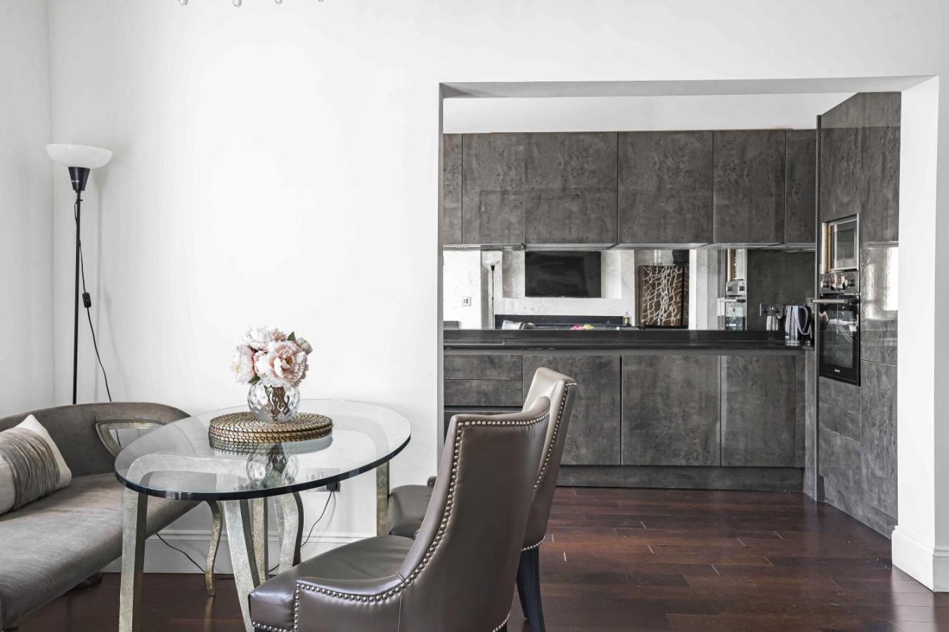 Royal Residence - Steps away from Hyde Park