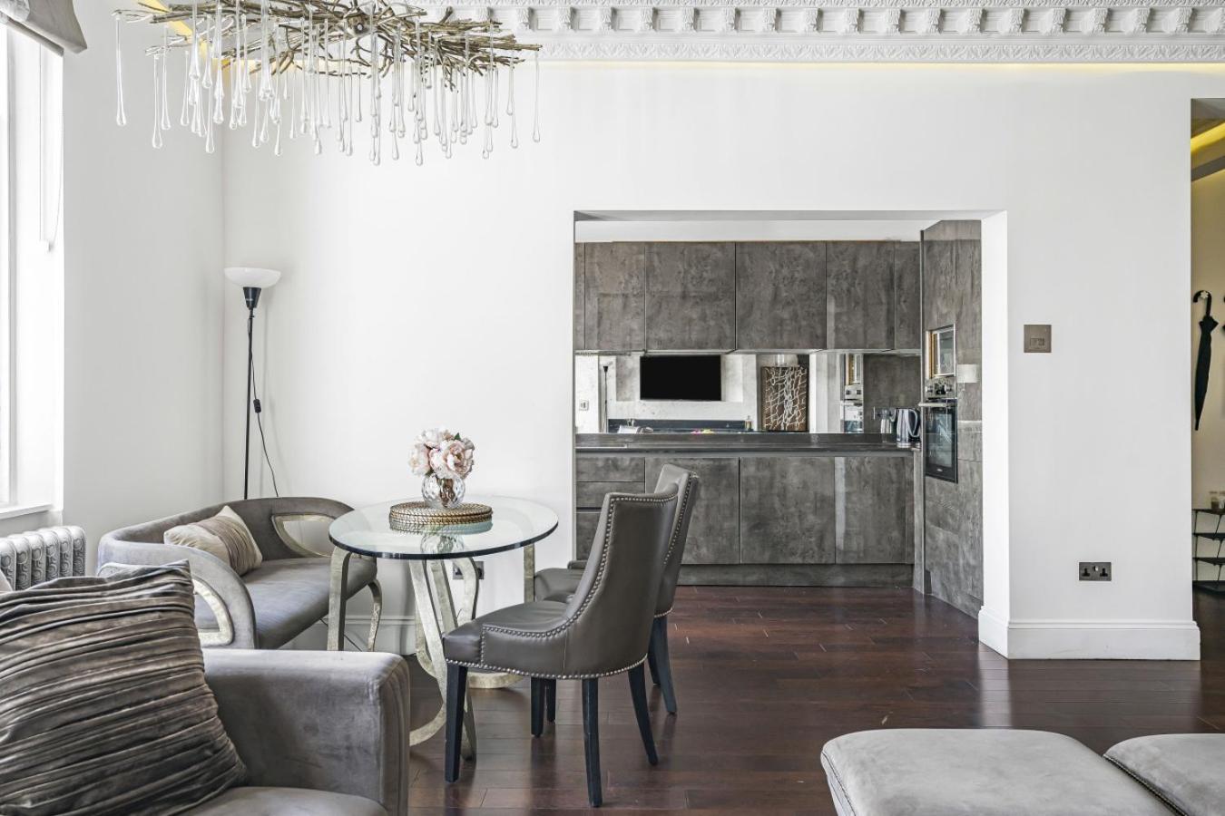 Royal Residence - Steps away from Hyde Park