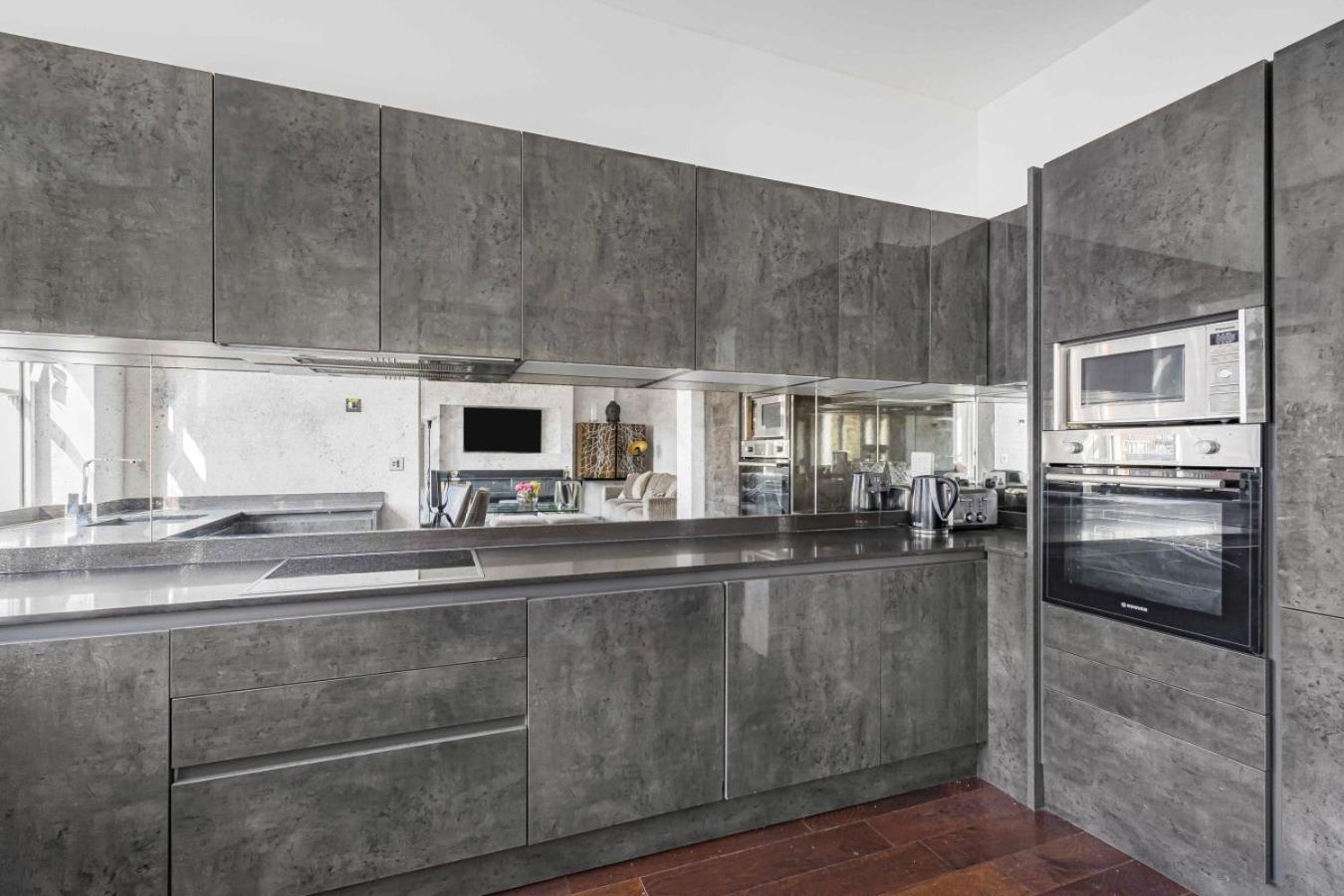 Royal Residence - Steps away from Hyde Park