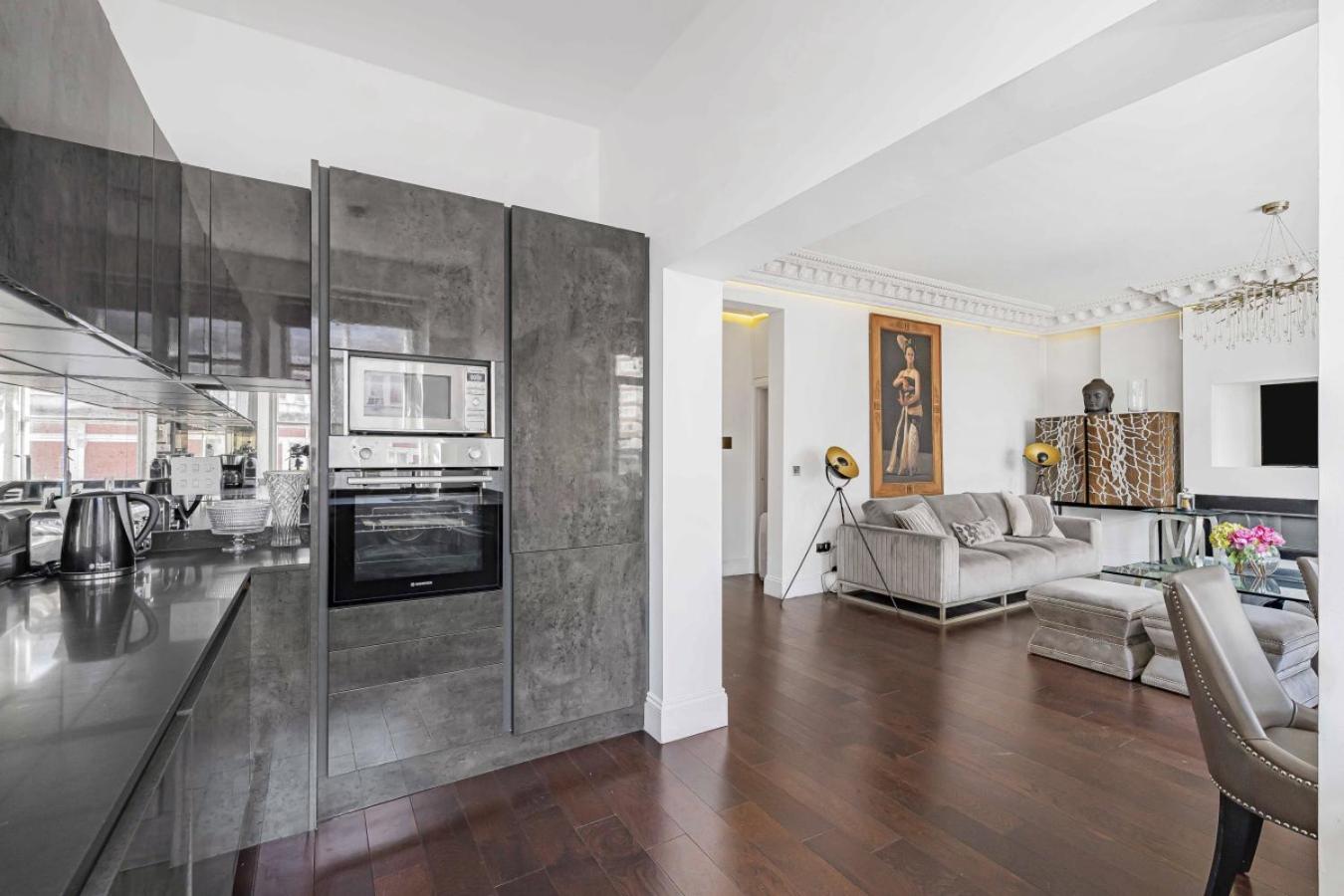 Royal Residence - Steps away from Hyde Park