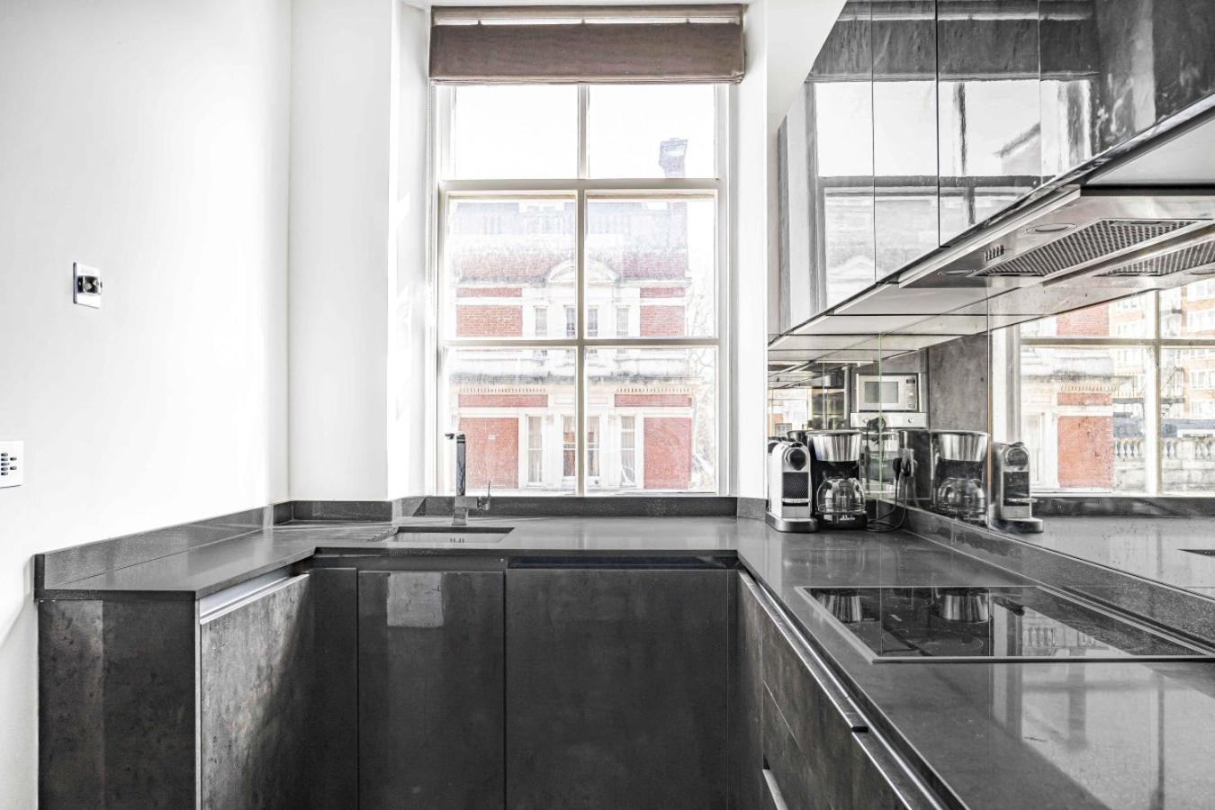 Royal Residence - Steps away from Hyde Park