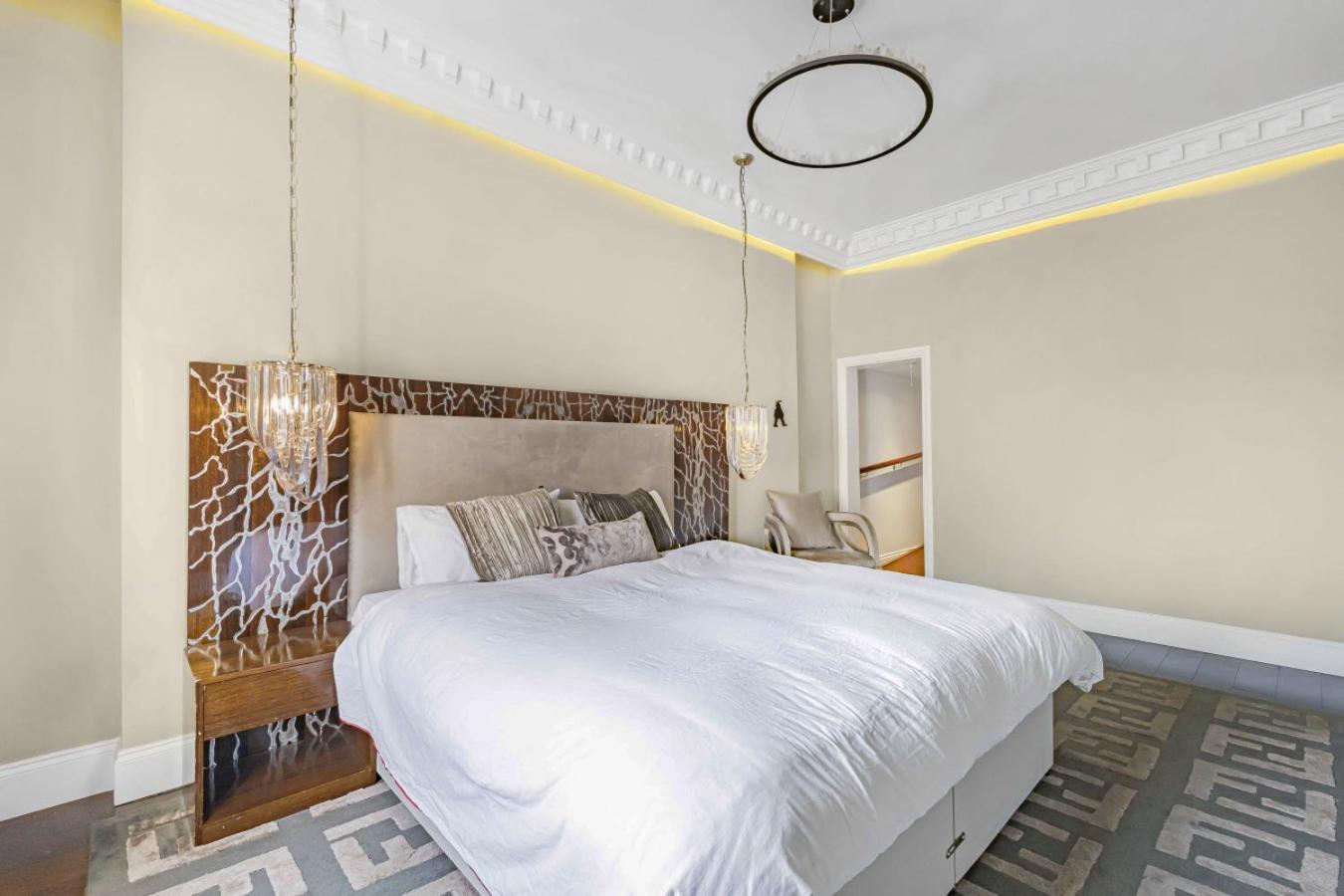 Royal Residence - Steps away from Hyde Park