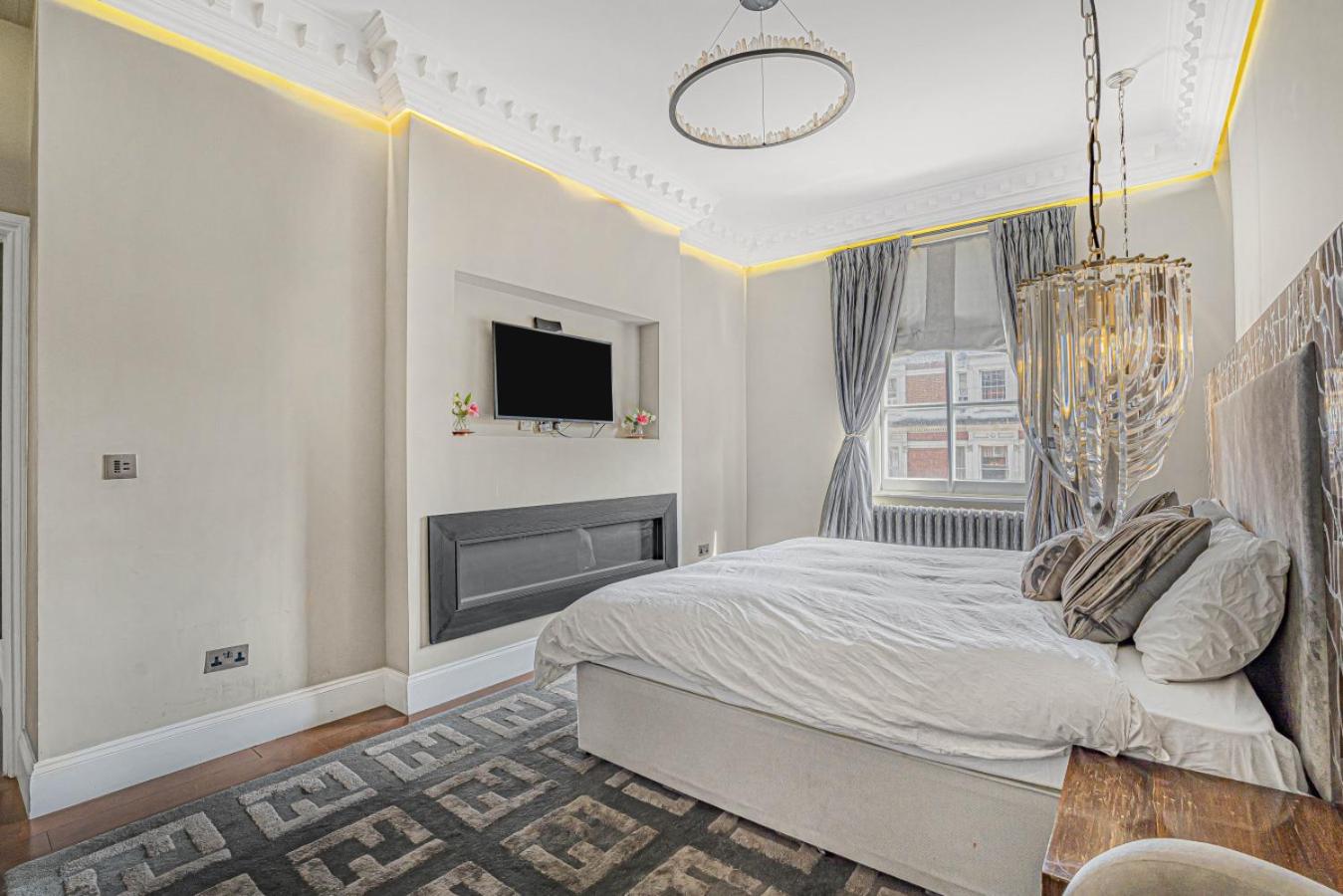 Royal Residence - Steps away from Hyde Park