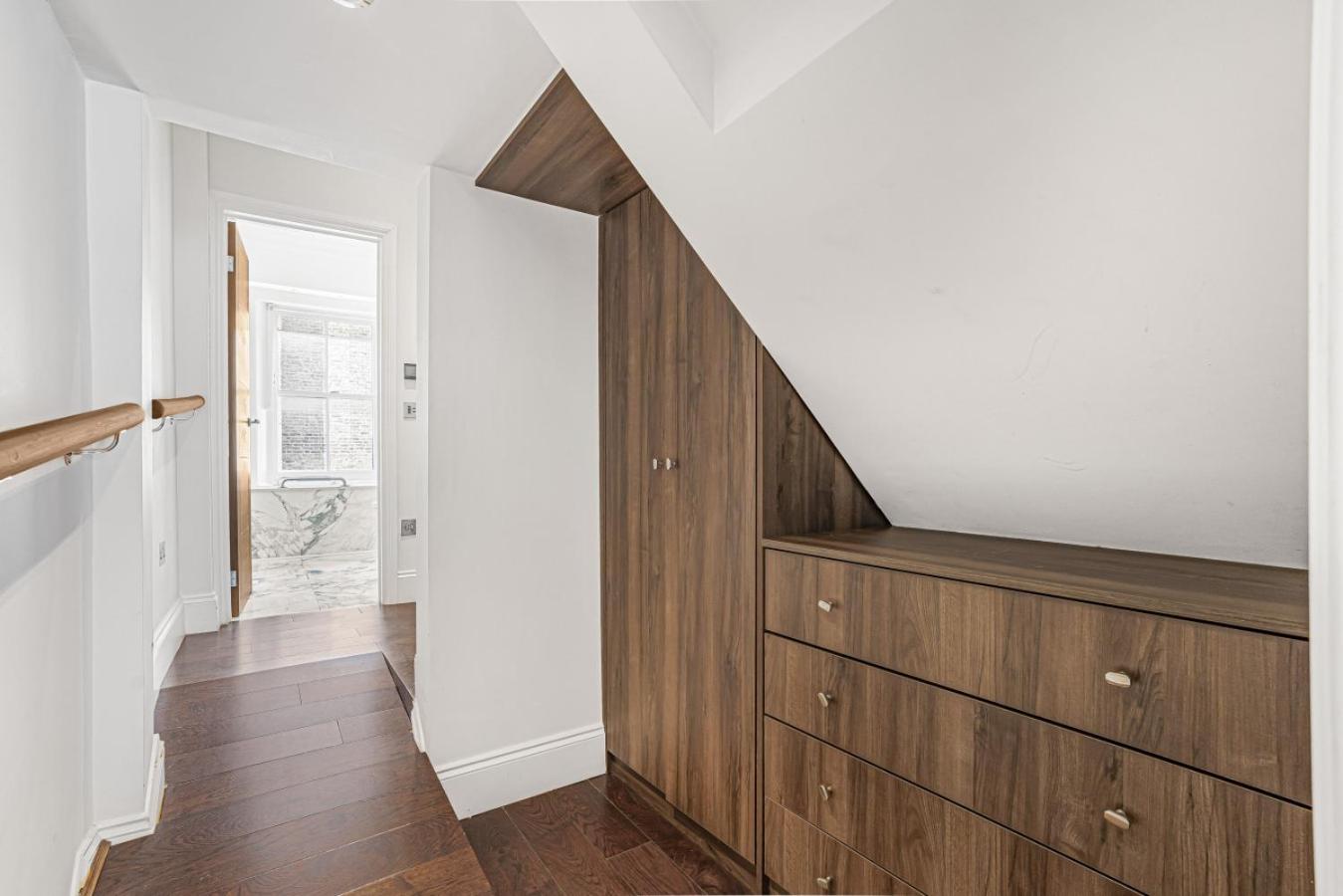 Royal Residence - Steps away from Hyde Park