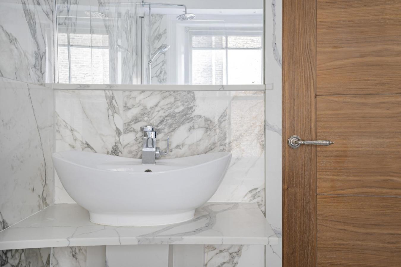 Royal Residence - Steps away from Hyde Park