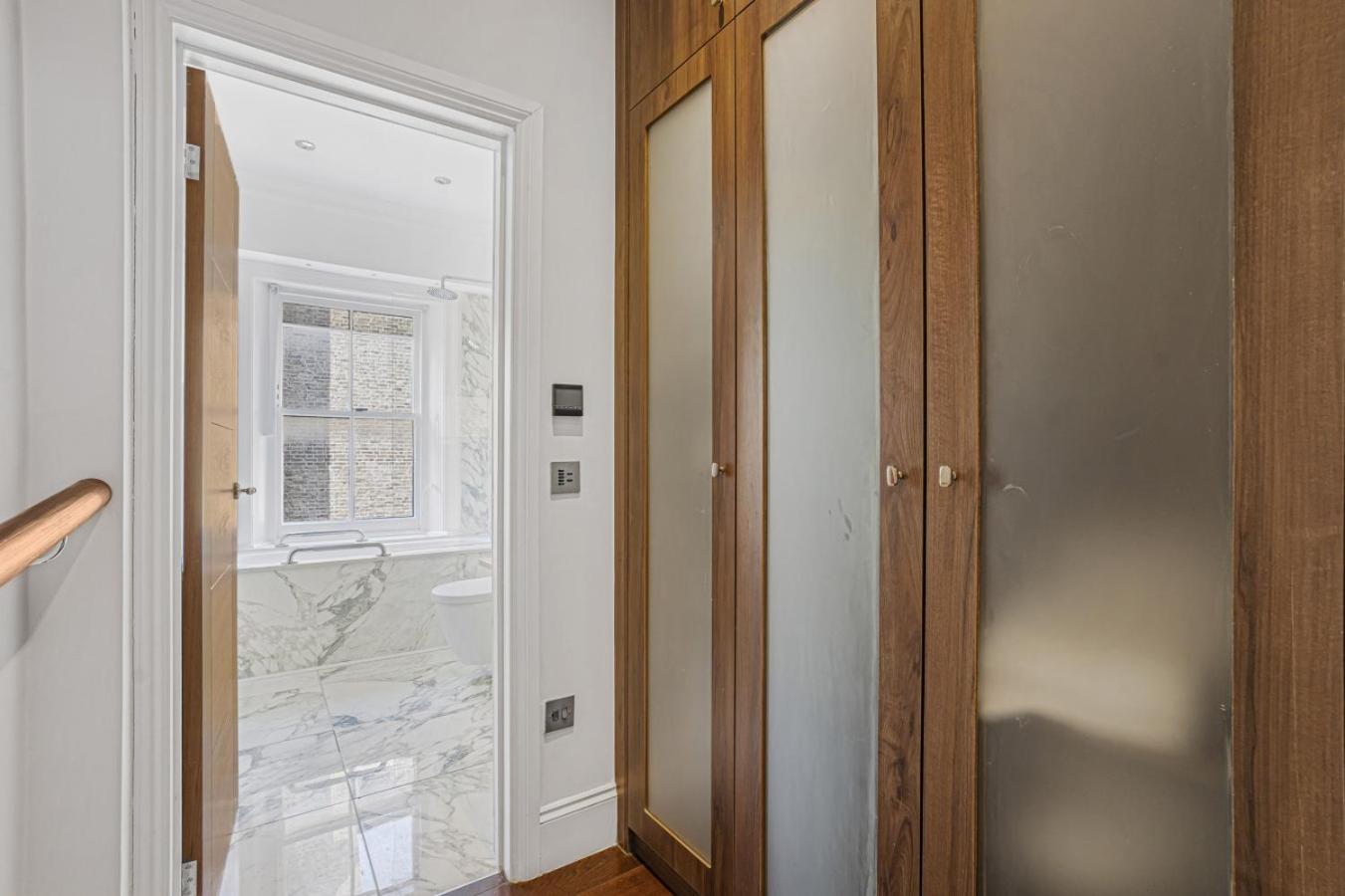 Royal Residence - Steps away from Hyde Park