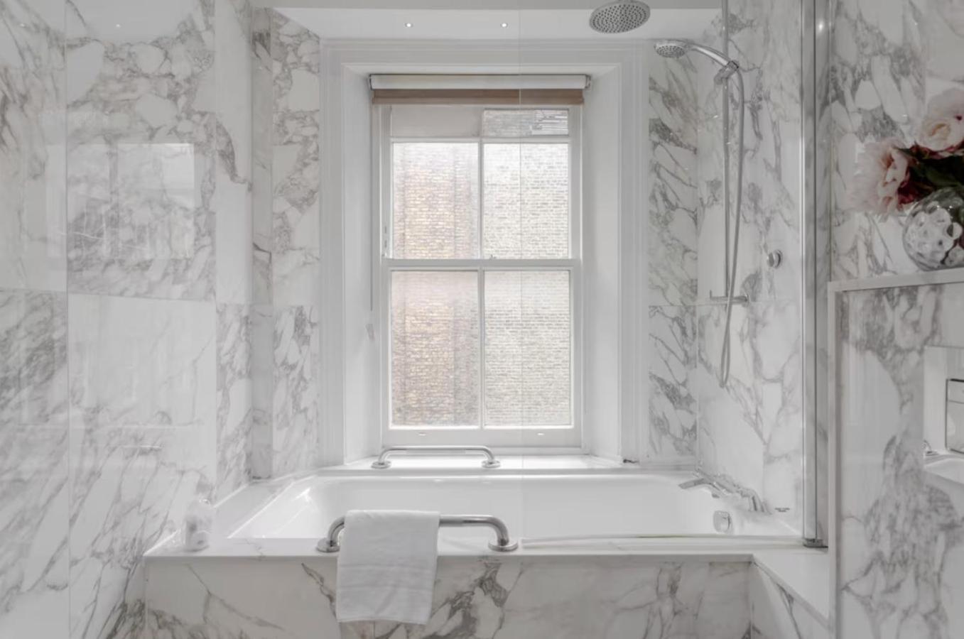Royal Residence - Steps away from Hyde Park