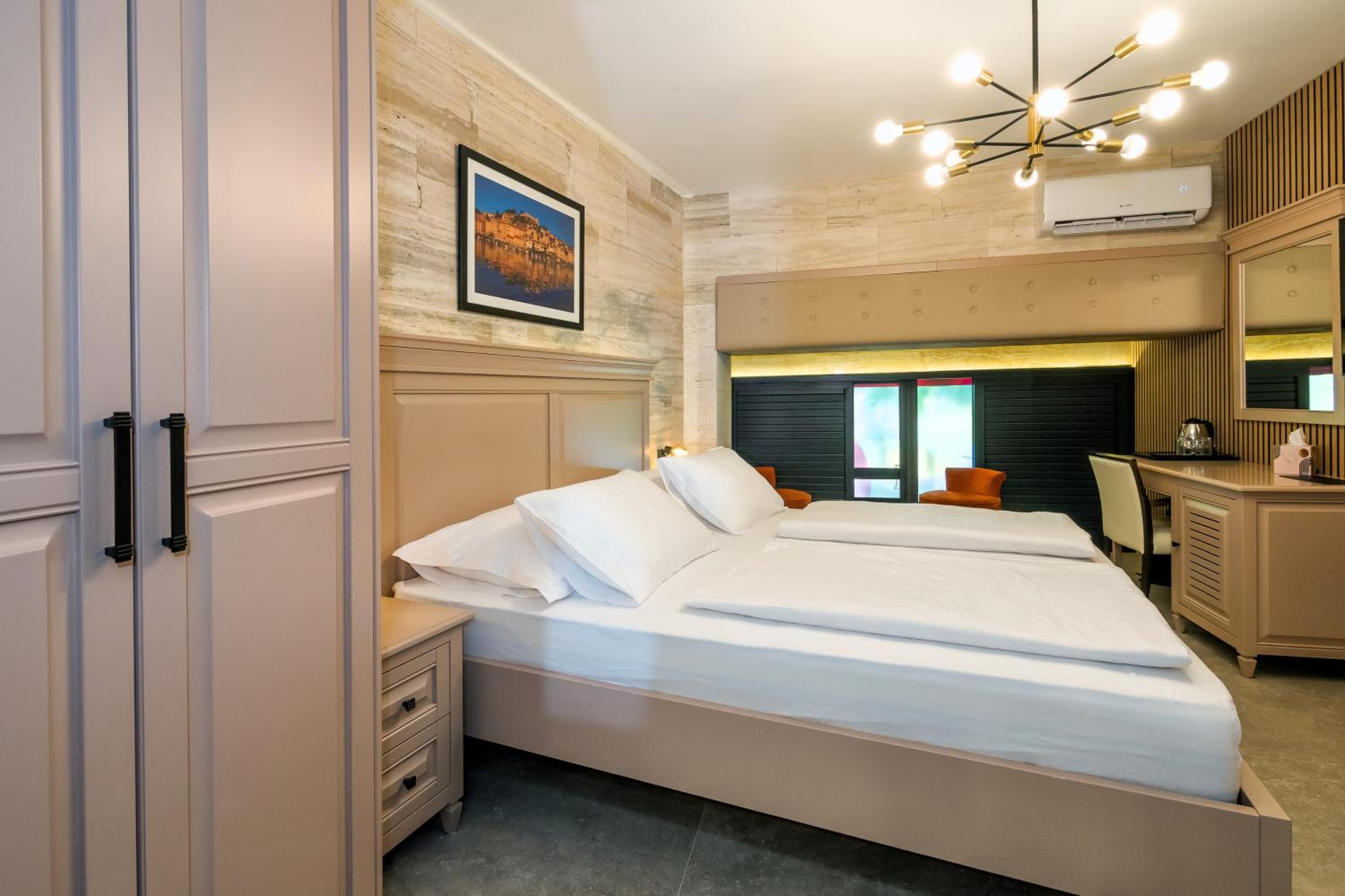 Split Central Pazar Rooms