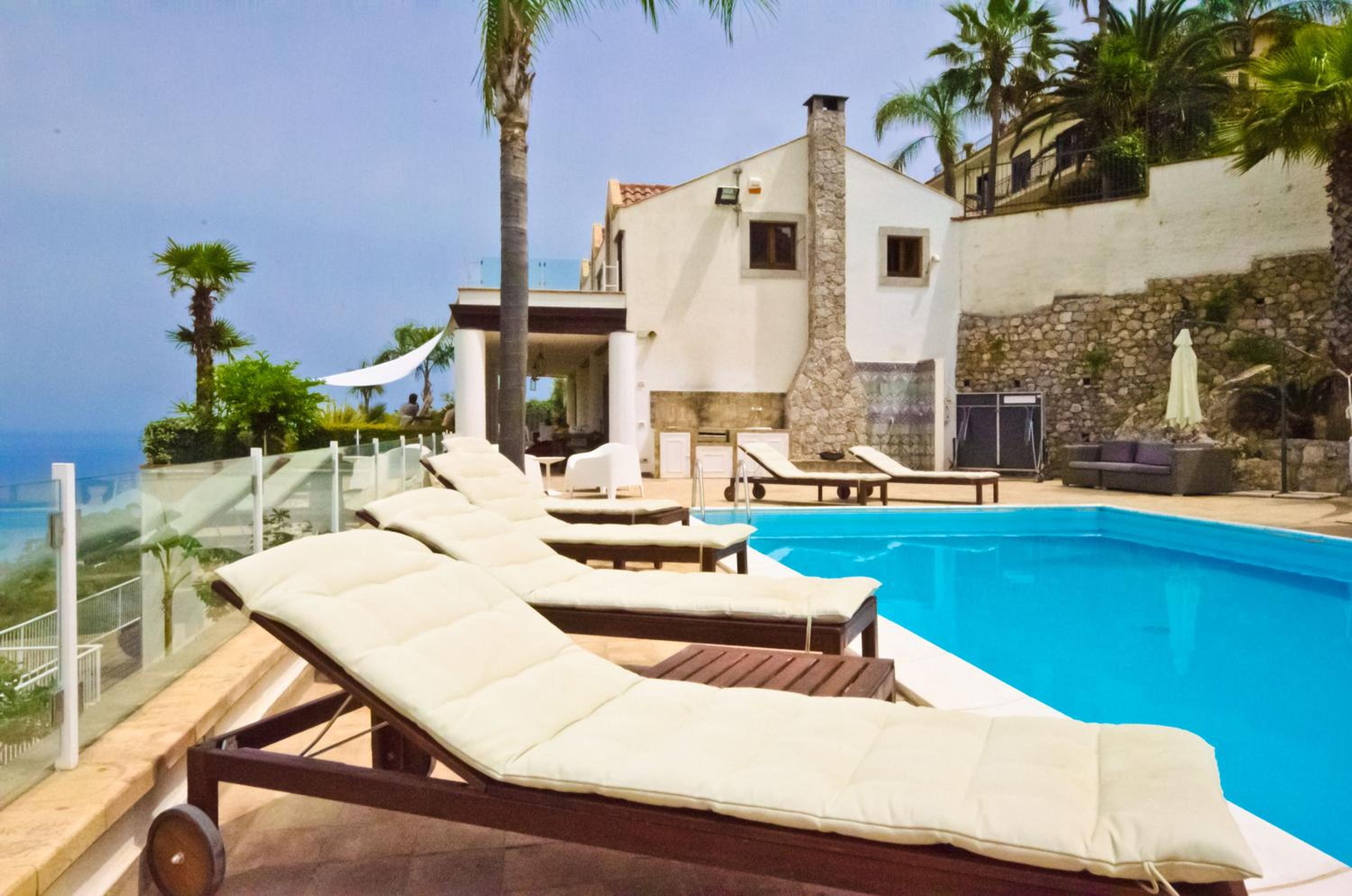 Luxury Taorum villa with spectacular sea views in Taormina