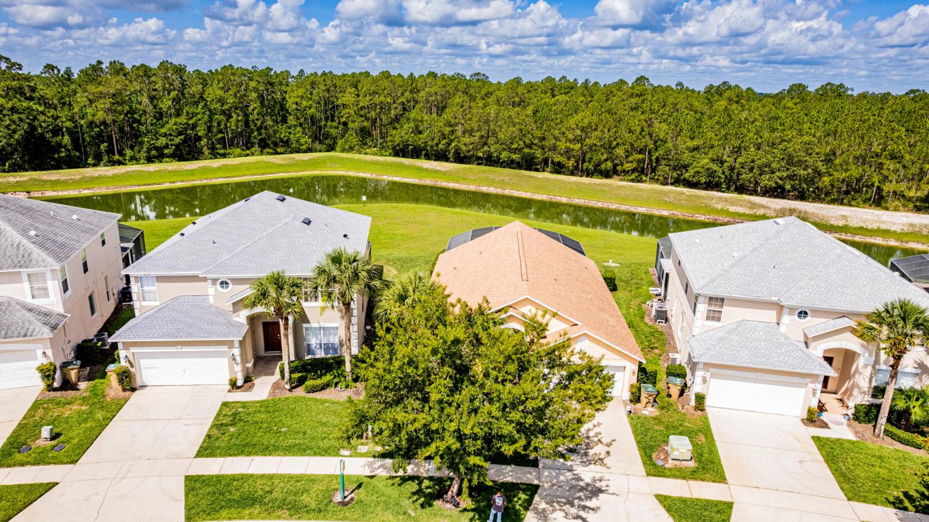 Stunning Emerald Island Resort Vacation Home with Pool Spa and Access to Clubhouse