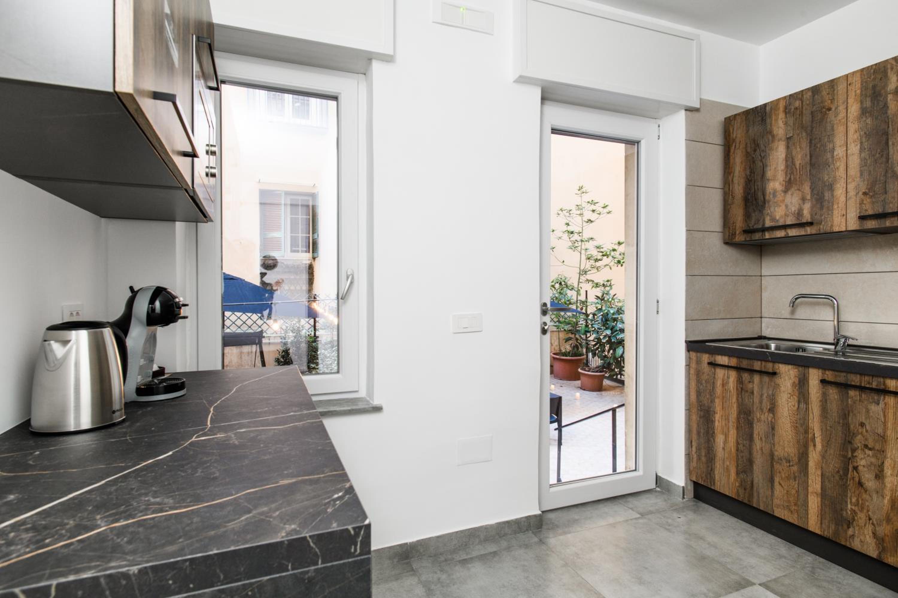 Salvator Rosa Rooms - Di fronte alla Metro, Terrazza & Self Check in