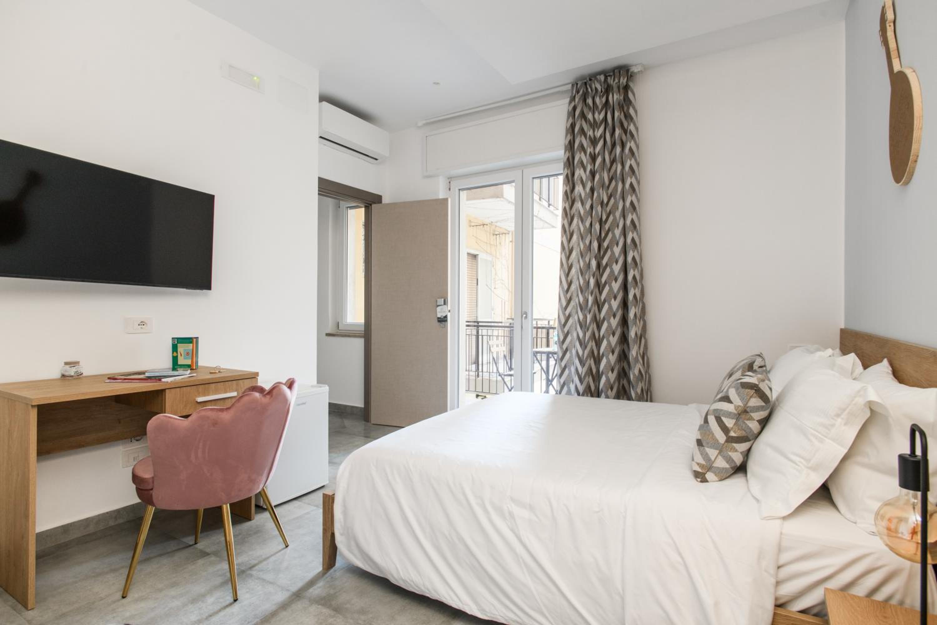Salvator Rosa Rooms - Di fronte alla Metro, Terrazza & Self Check in