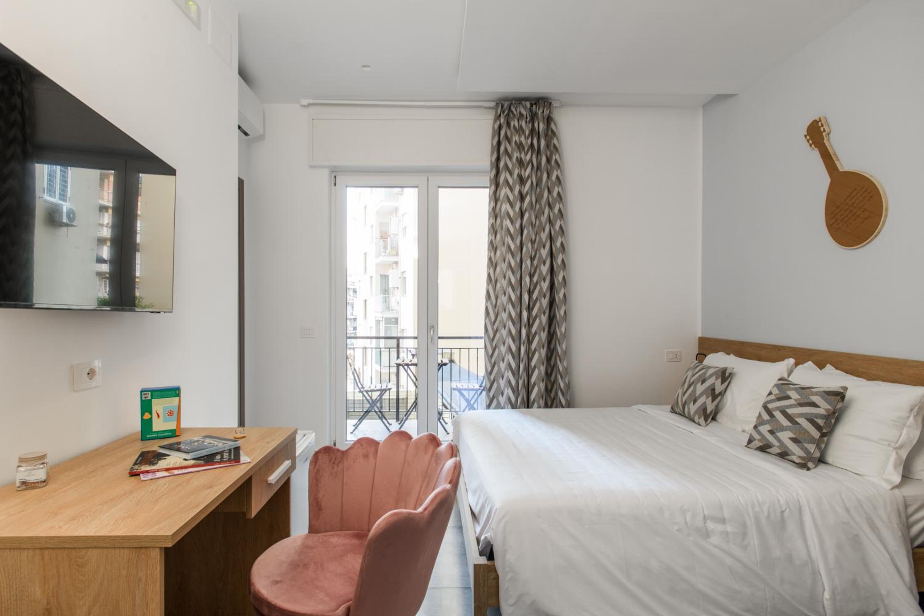 Salvator Rosa Rooms - Di fronte alla Metro, Terrazza & Self Check in