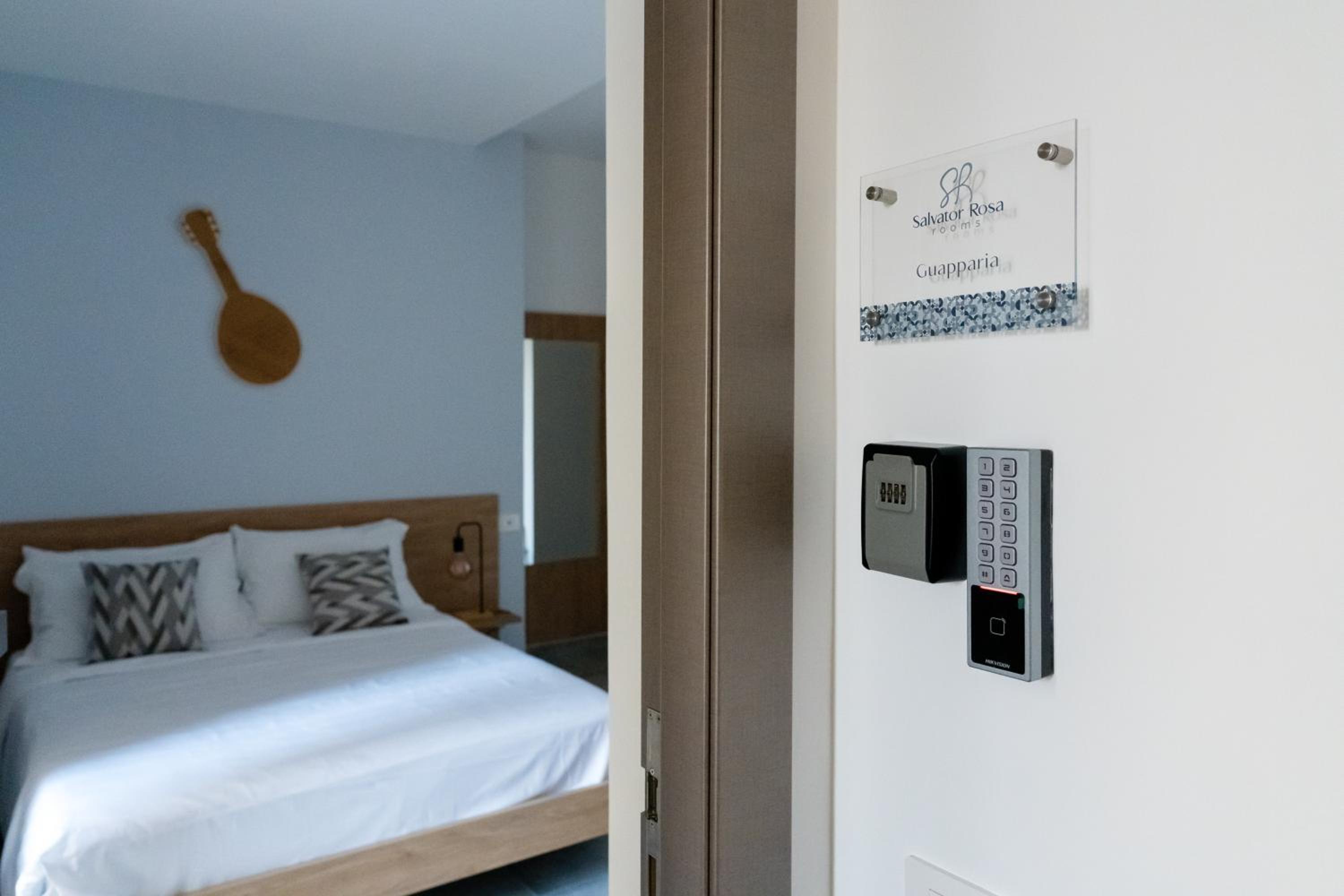 Salvator Rosa Rooms - Di fronte alla Metro, Terrazza & Self Check in