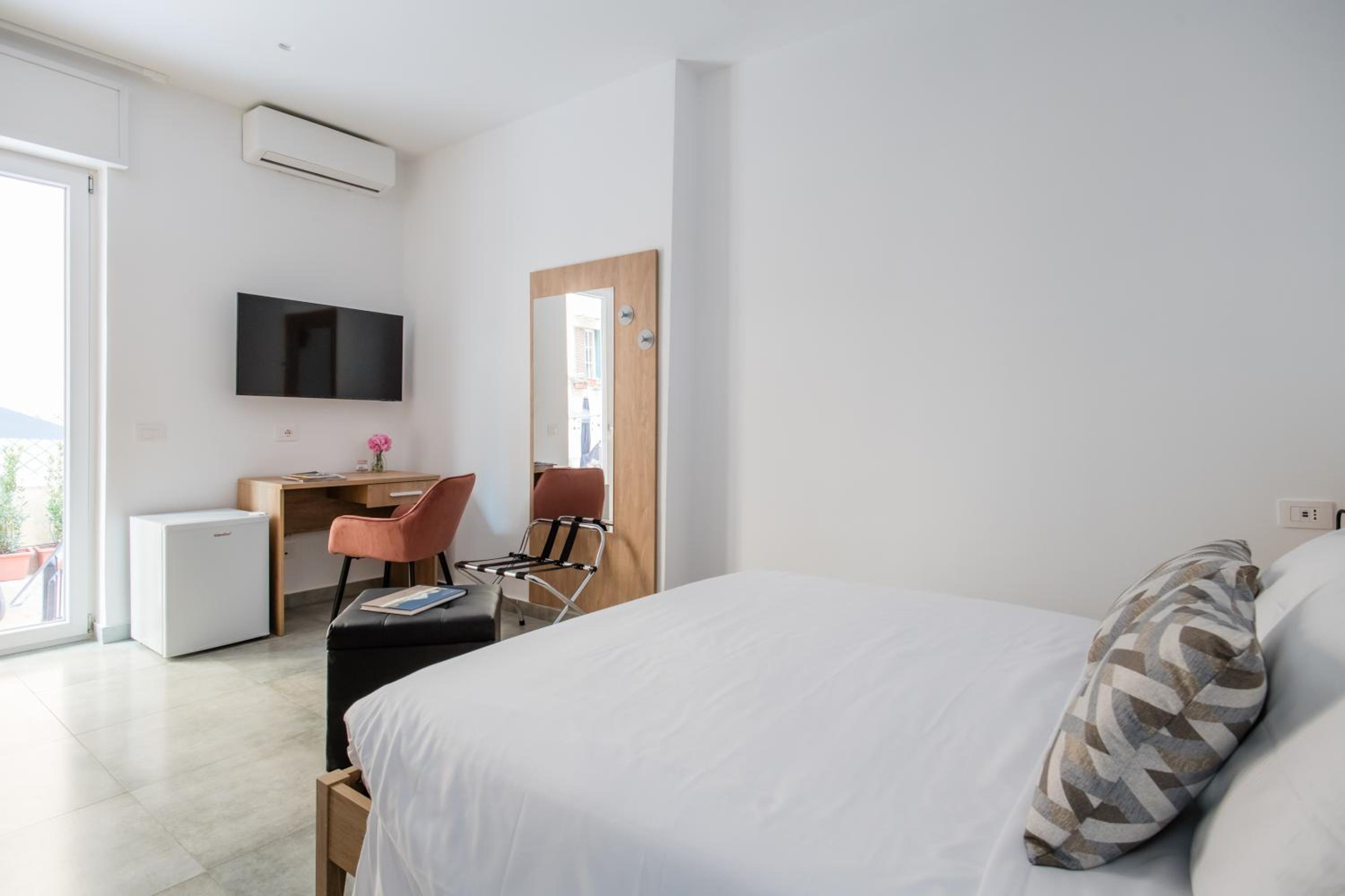 Salvator Rosa Rooms - Di fronte alla Metro, Terrazza & Self Check in