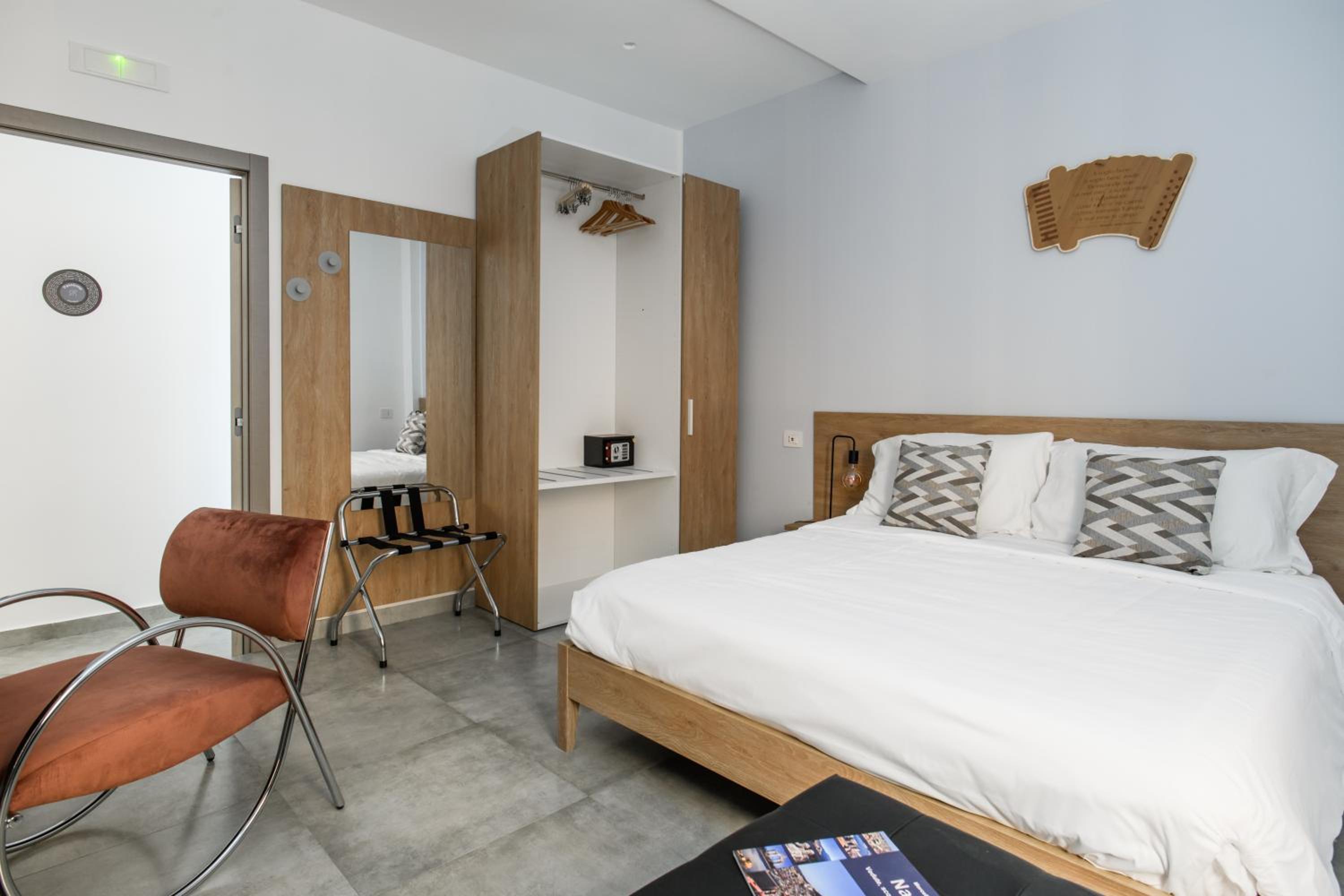 Salvator Rosa Rooms - Di fronte alla Metro, Terrazza & Self Check in