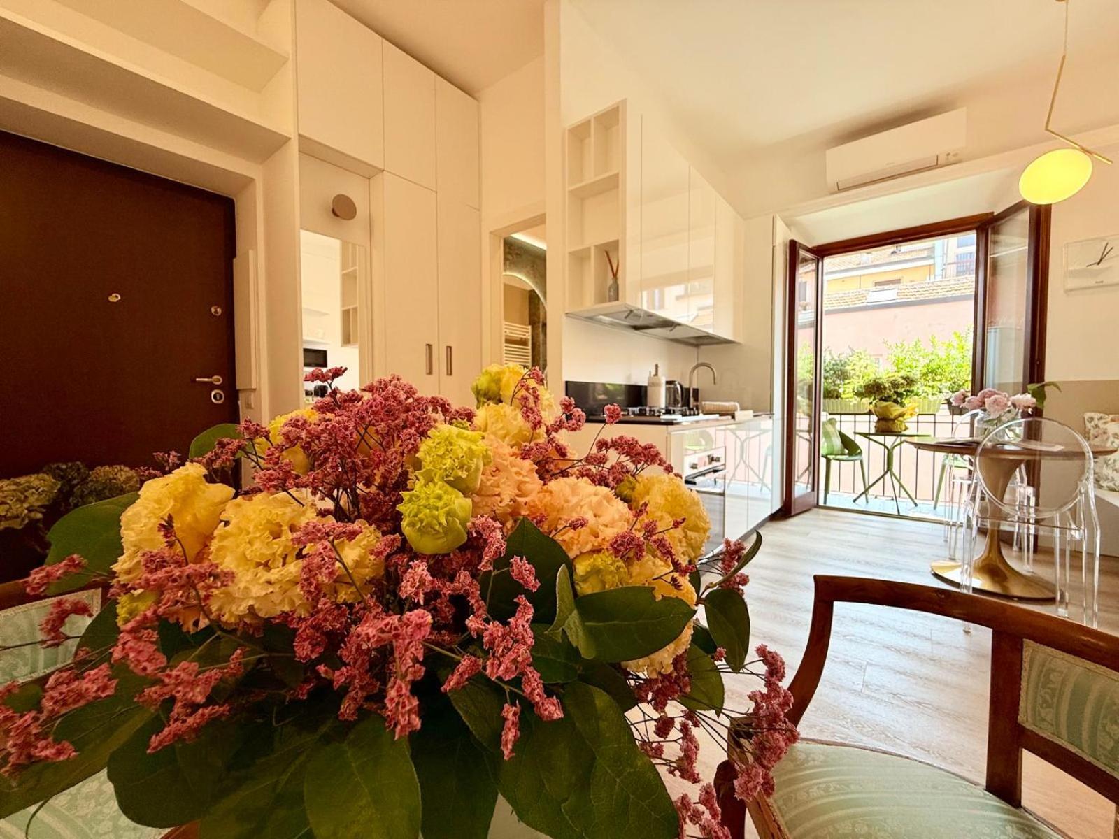 Casa Estia - MiCo, Fiera Milano, CityLife, San Siro, Metro 2 min - Refined Historic Apartment