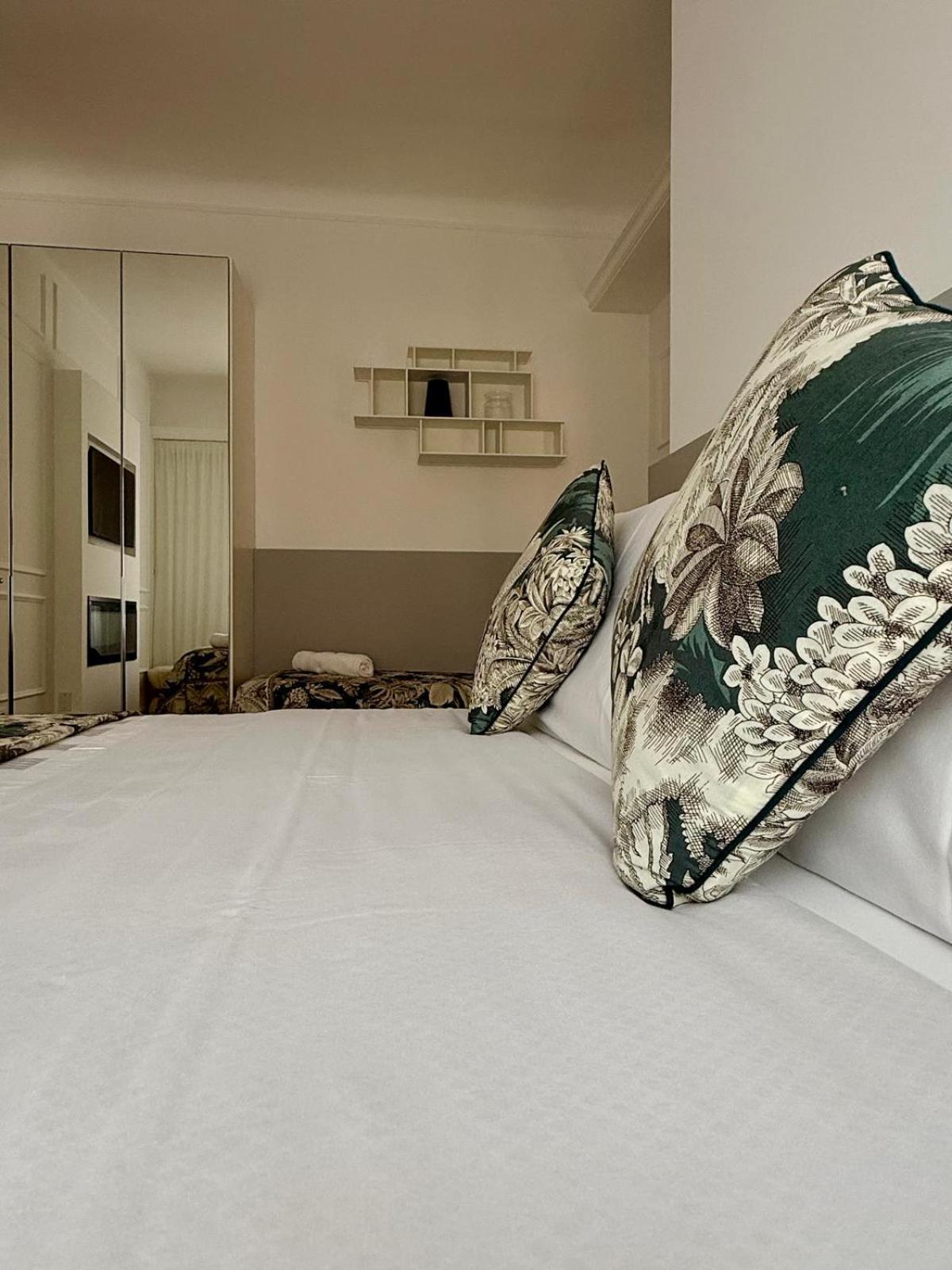 Casa Estia - MiCo, Fiera Milano, CityLife, San Siro, Metro 2 min - Refined Historic Apartment