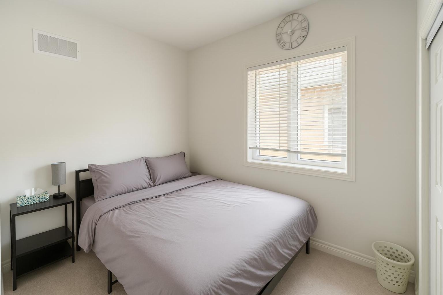 2024 Built Stylish 3BR Cambridge Townhouse with Foosball, Free Parking, WiFi, Full Kitchen, Laundry, 8 Min Drive to African Lion Safari! Perfect for Group 