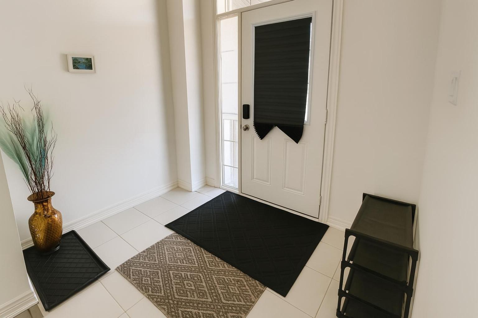 2024 Built Stylish 3BR Cambridge Townhouse with Foosball, Free Parking, WiFi, Full Kitchen, Laundry, 8 Min Drive to African Lion Safari! Perfect for Group 