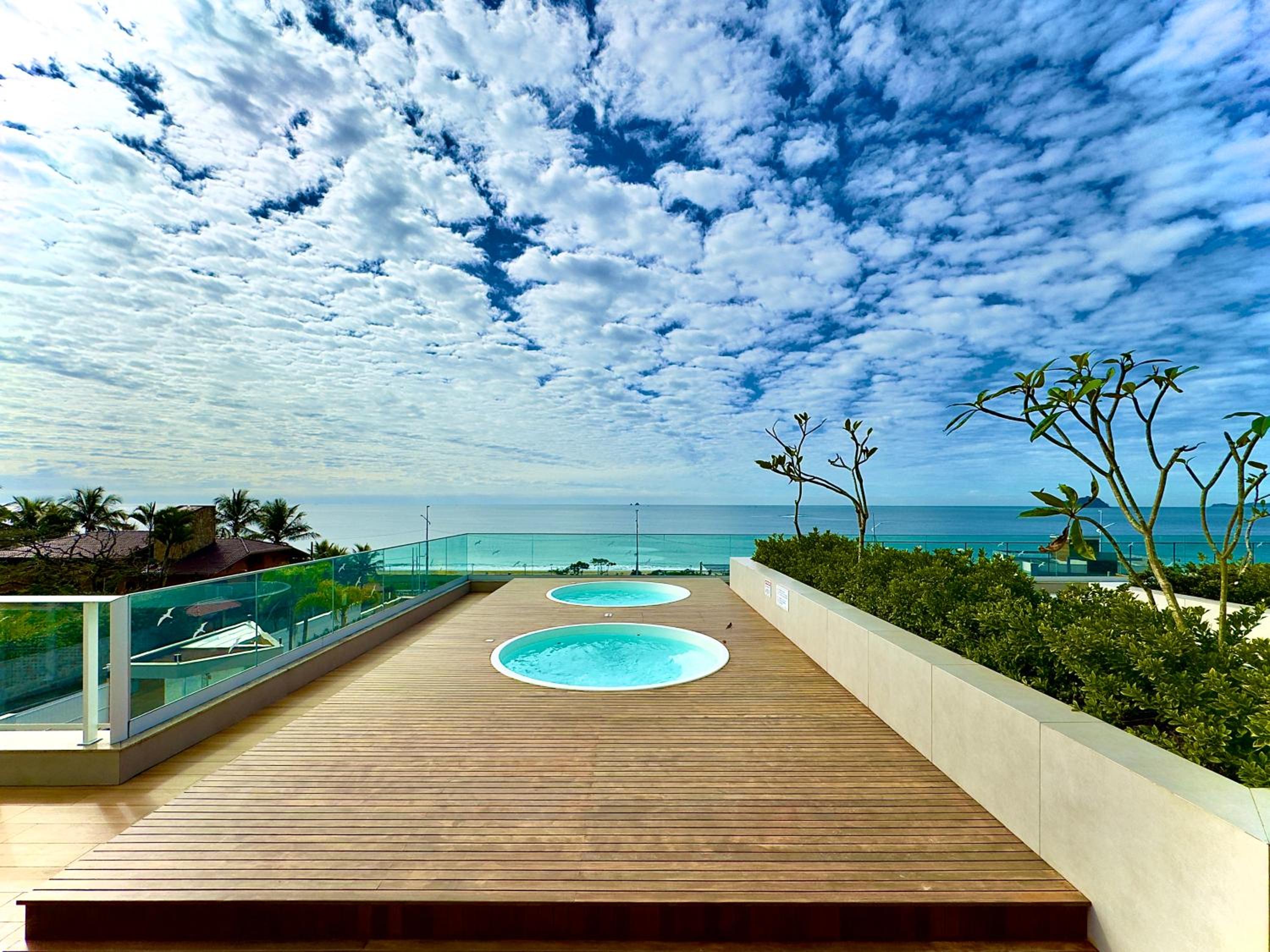 Aptos Pé na Areia Vista Mar Condomínio Resort Completo com Piscina borda Infinita, Beach Tennis, Academia, Sala de Jogos, Brinquedoteca, Playground e Porta