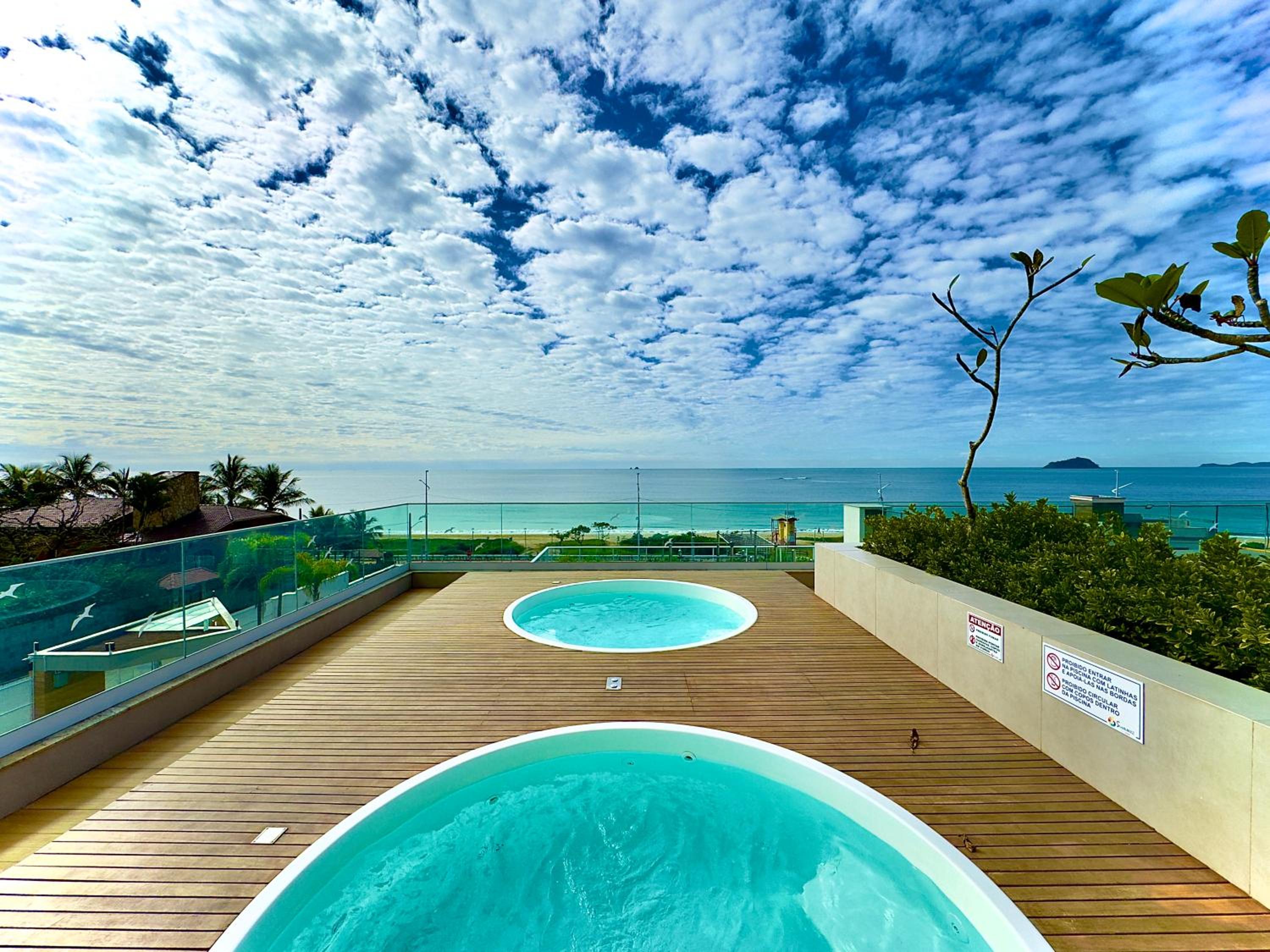 Aptos Pé na Areia Vista Mar Condomínio Resort Completo com Piscina borda Infinita, Beach Tennis, Academia, Sala de Jogos, Brinquedoteca, Playground e Porta