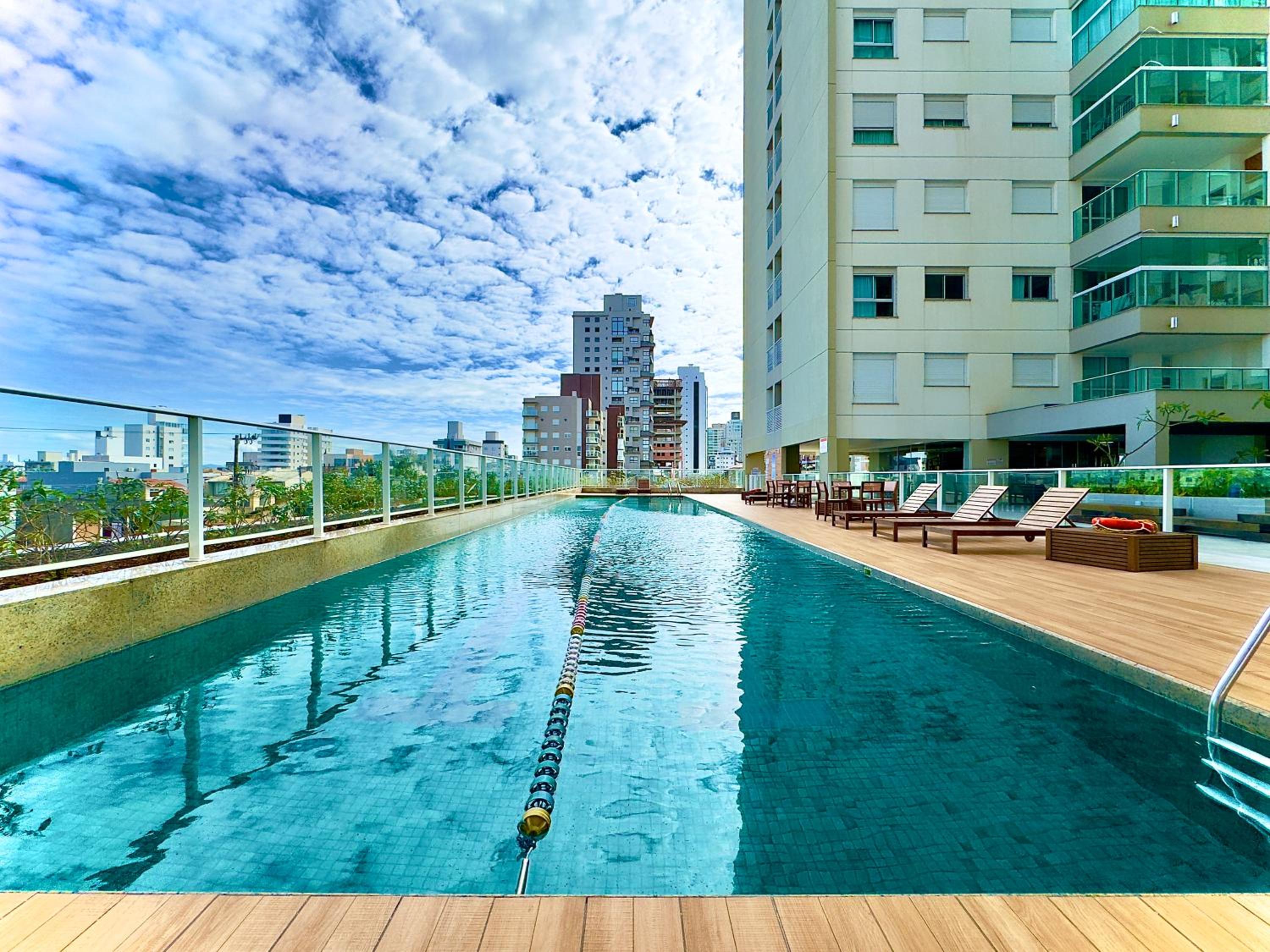 Aptos Pé na Areia Vista Mar Condomínio Resort Completo com Piscina borda Infinita, Beach Tennis, Academia, Sala de Jogos, Brinquedoteca, Playground e Porta